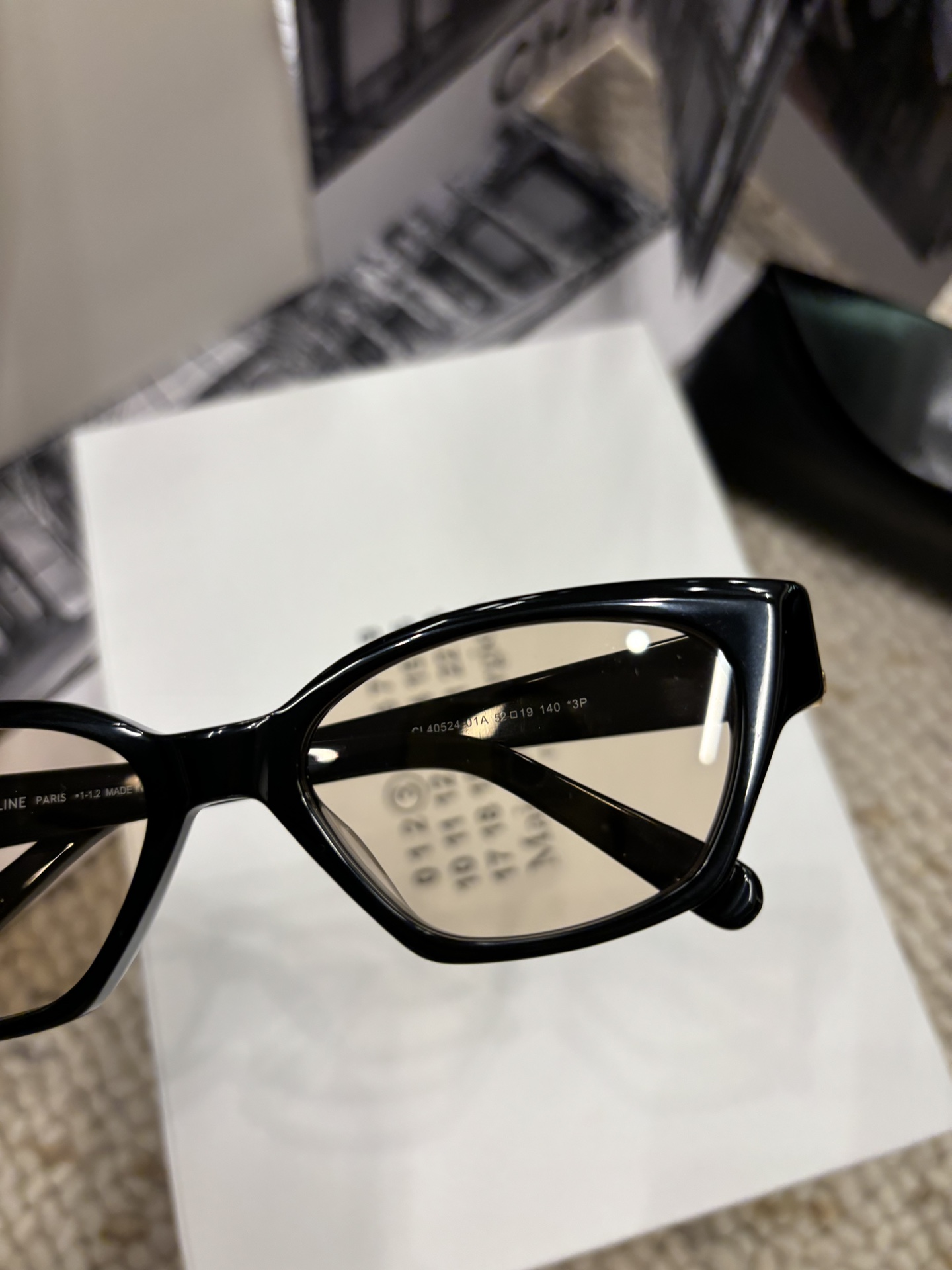 CELIN*新款小框墨镜来咯💗

【CL40524】
【52口19-140】
超别致多边小黑超 拒绝撞