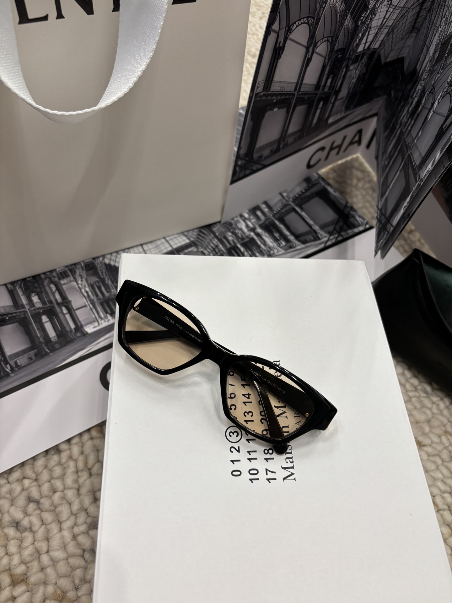  CELIN*新款小框墨镜来咯💗

【CL40524】
【52口19-140】
超别致多边小黑超 拒绝撞