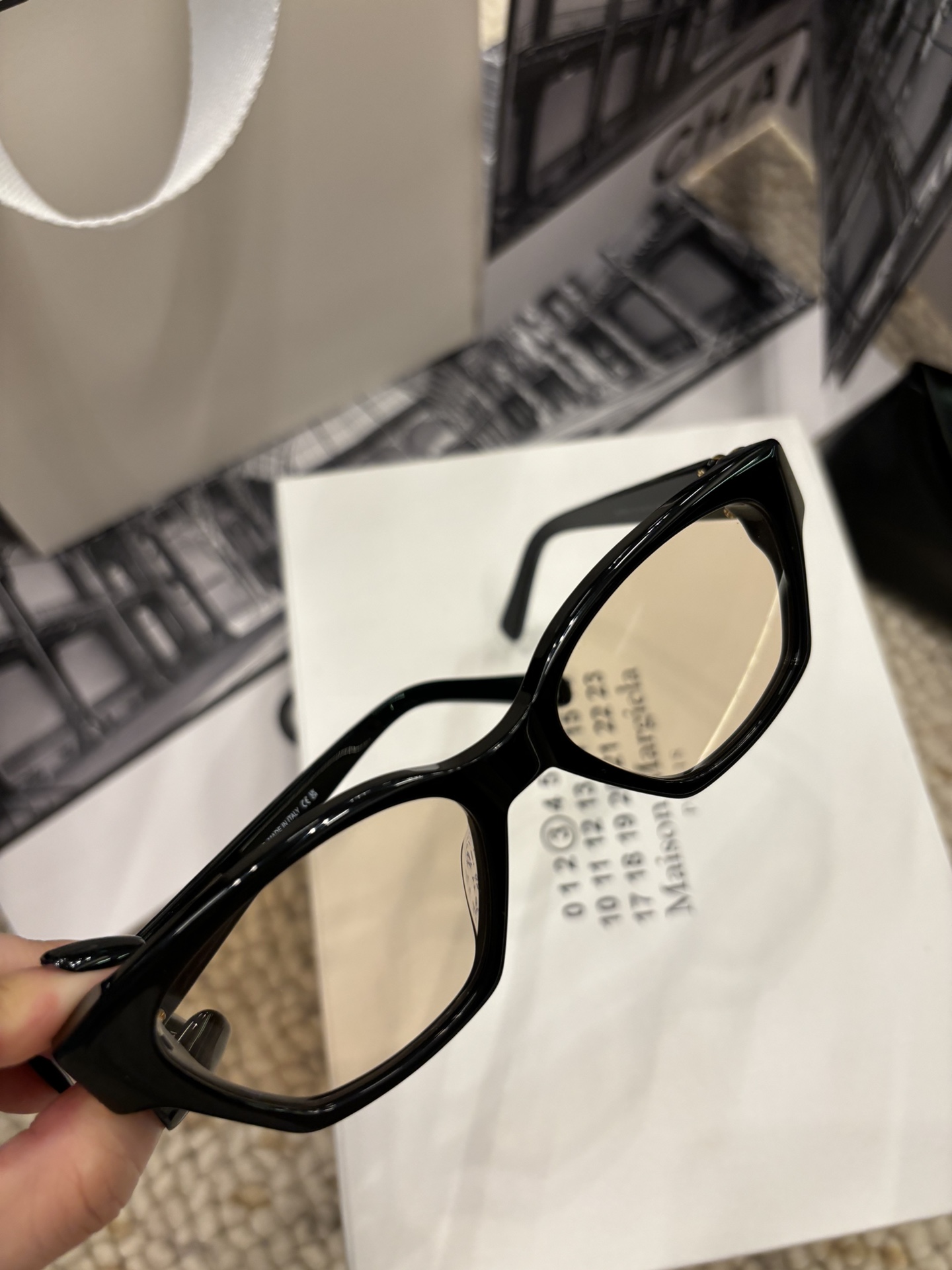  CELIN*新款小框墨镜来咯💗

【CL40524】
【52口19-140】
超别致多边小黑超 拒绝撞
