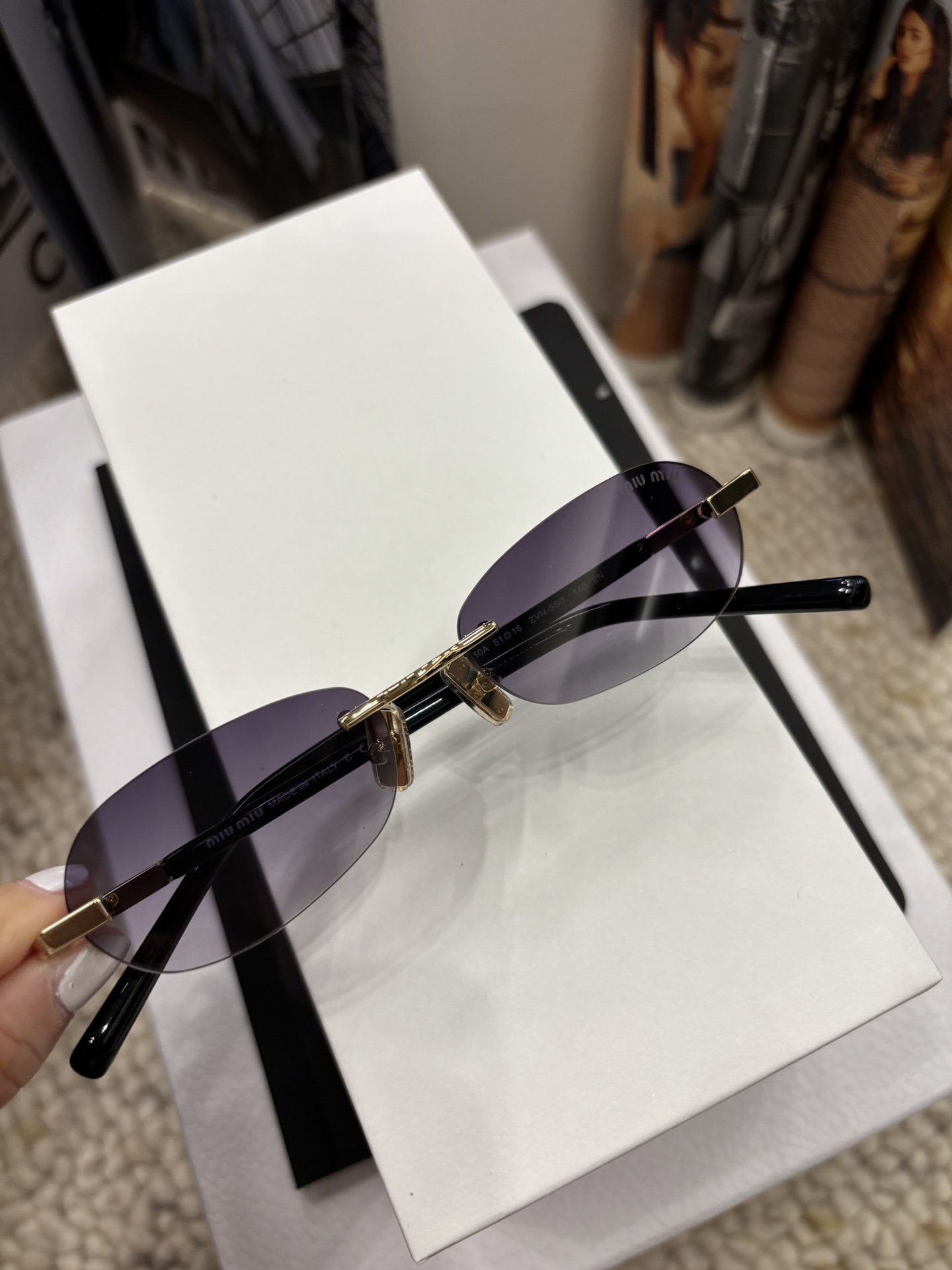  🎀miu家2025新款开挂啦📸

【VMU50A】充满nerd气的复古单品
 今夏大热钓系无框 miu