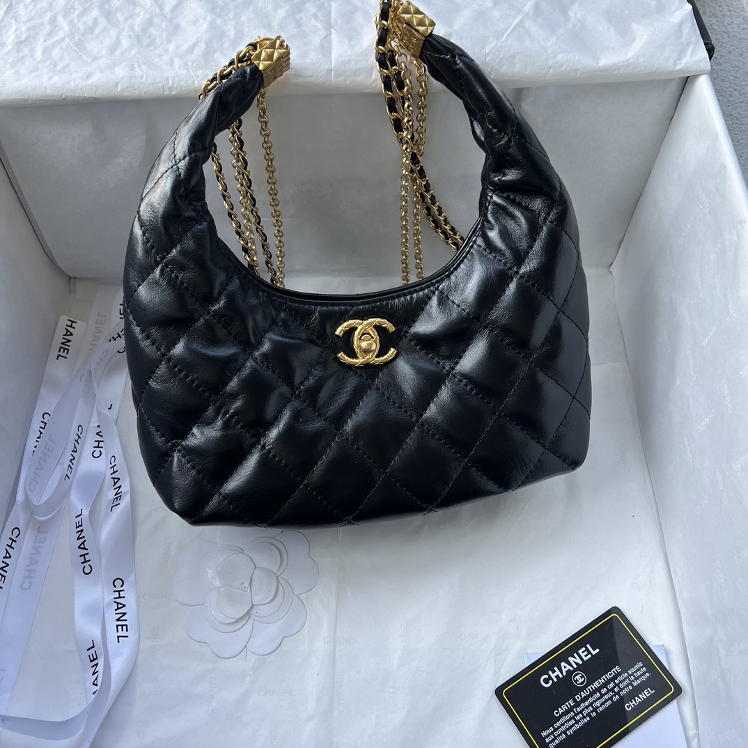👑Chanel 24A新款链条hobo这一季的链条hobo真的绝绝子，黑金流苏链条，满满奢华高级感，扣子合上可做手腕包，解开扣子就是小hobo，四种背法，可以手拎，斜挎，单肩，绑一下肩带变成腋下包，特别实用! 百变造型 可以解锁的搭配实在太多啦！款号：365