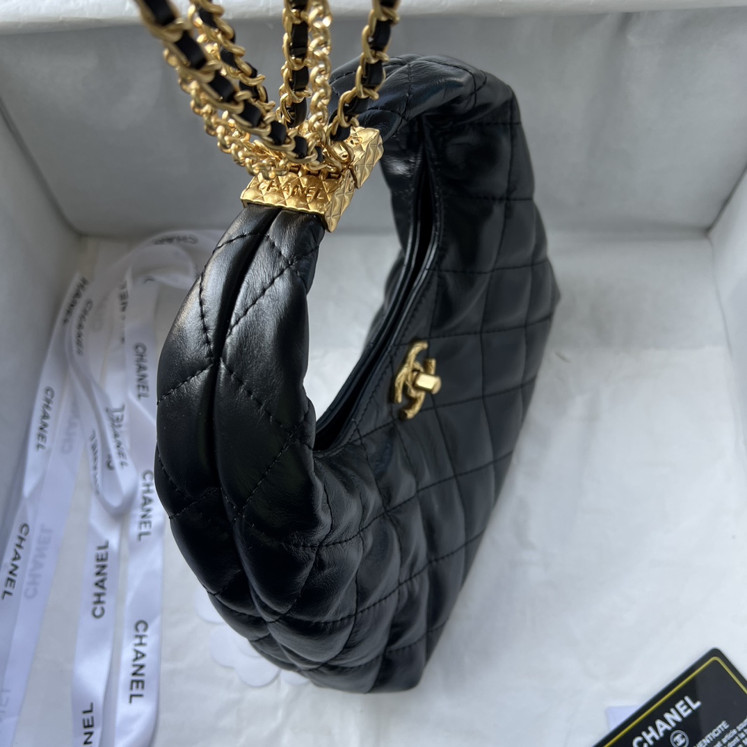 👑Chanel 24A新款链条hobo这一季的链条hobo真的绝绝子，黑金流苏链条，满满奢华高级感，扣子合上可做手腕包，解开扣子就是小hobo，四种背法，可以手拎，斜挎，单肩，绑一下肩带变成腋下包，特别实用! 百变造型 可以解锁的搭配实在太多啦！款号：365