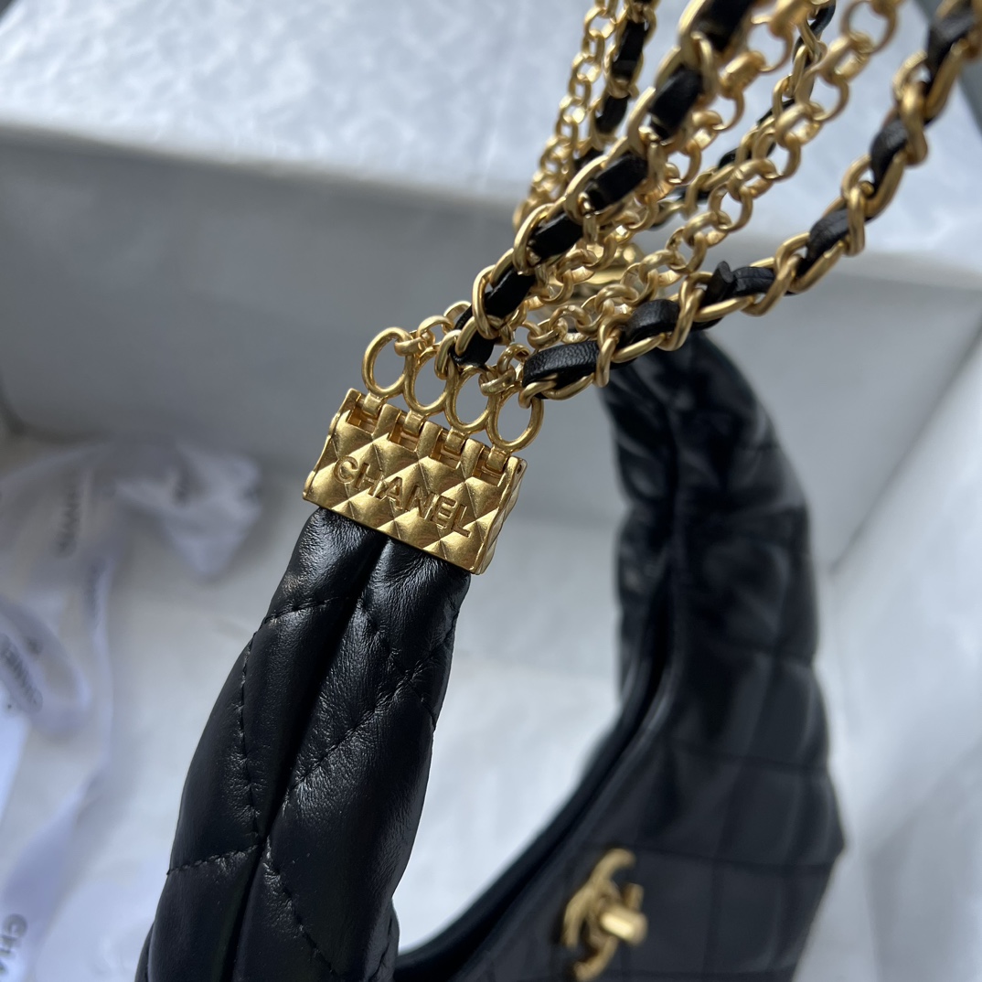 👑Chanel 24A新款链条hobo这一季的链条hobo真的绝绝子，黑金流苏链条，满满奢华高级感，扣子合上可做手腕包，解开扣子就是小hobo，四种背法，可以手拎，斜挎，单肩，绑一下肩带变成腋下包，特别实用! 百变造型 可以解锁的搭配实在太多啦！款号：365
