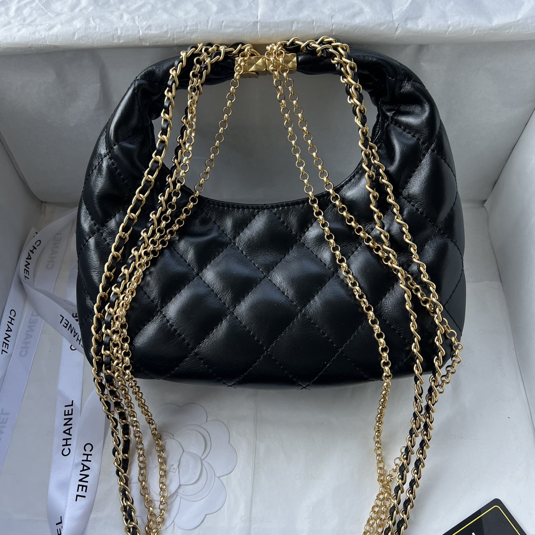 👑Chanel 24A新款链条hobo这一季的链条hobo真的绝绝子，黑金流苏链条，满满奢华高级感，扣子合上可做手腕包，解开扣子就是小hobo，四种背法，可以手拎，斜挎，单肩，绑一下肩带变成腋下包，特别实用! 百变造型 可以解锁的搭配实在太多啦！款号：365
