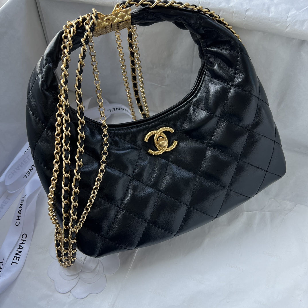 👑Chanel 24A新款链条hobo这一季的链条hobo真的绝绝子，黑金流苏链条，满满奢华高级感，扣子合上可做手腕包，解开扣子就是小hobo，四种背法，可以手拎，斜挎，单肩，绑一下肩带变成腋下包，特别实用! 百变造型 可以解锁的搭配实在太多啦！款号：365