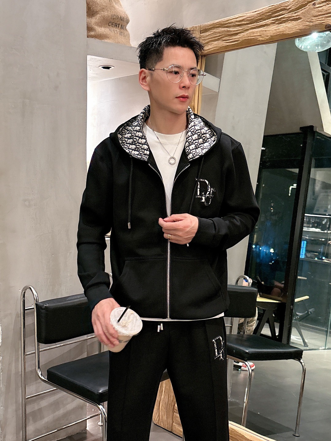 NO:550888,Dior's hot-selling suit is coming, focusing on the original version of the official website, the new hot-selling cardigan set, the original single-handed product pours into the meticulous work of top designers, just for a fit and perfect upper body effect, all-natural high-quality Tiansi Gedi cotton, close-fitting comfort, noble and elegant!  The original hardware all show elegant and noble temperament!  Counter size M-3XL (maximum wear to 190 catties), dior, alexander wang19860909迪奥 爆款套装来袭 专注官网原版 2025全新爆款开衫套装 原单狠货倾注顶级设计师的精心之作 就为一个贴合、完美的上身效果 全天然优质天丝哥弟棉,贴身的舒适感 高贵典雅！原厂五金无不彰显优雅高贵气质！专柜尺码M-3XL（最大穿到190斤）,,dior,alexander wang,Men's clothing