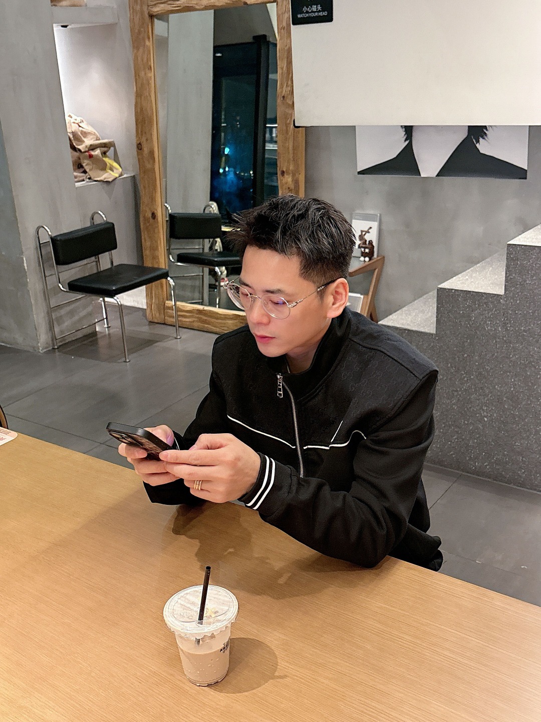 NO:550882,Gucci's hot set is coming, focusing on the original version of the official website. The new hot cardigan set in 2025. The original single and fierce product pours into the meticulous work of top designers. It is a fit and perfect upper body effect. All-natural high-quality space cotton, close-fitting comfort, noble and elegant!  The original hardware all show elegant and noble temperament!  Counter size M-3XL (maximum wear to 190 catties), gucci, alexander wang19860909古驰 爆款套装来袭 专注官网原版 2025全新爆款开衫套装 原单狠货倾注顶级设计师的精心之作 就为一个贴合、完美的上身效果 全天然优质太空棉,贴身的舒适感 高贵典雅！原厂五金无不彰显优雅高贵气质！专柜尺码M-3XL（最大穿到190斤）,,gucci,alexander wang,Men's clothing