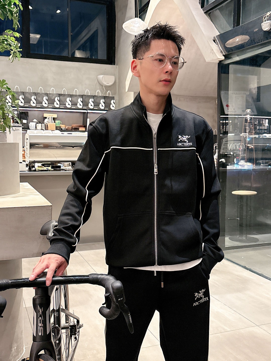 NO:550885,Archaeopteryx's hot set is coming, focusing on the original version of the official website. The new hot cardigan set in 2025. The original single and fierce product pours into the meticulous work of top designers. It is a fit and perfect upper body effect. All-natural high-quality space cotton, close-fitting comfort, noble and elegant!  The original hardware all show elegant and noble temperament!  Counter size M-3XL (maximum wear to 190 catties), arc'teryx, alexander wang19860909始祖鸟 爆款套装来袭 专注官网原版 2025全新爆款开衫套装 原单狠货倾注顶级设计师的精心之作 就为一个贴合、完美的上身效果 全天然优质太空棉,贴身的舒适感 高贵典雅！原厂五金无不彰显优雅高贵气质！专柜尺码M-3XL（最大穿到190斤）,arc'teryx,alexander wang,Men's clothing