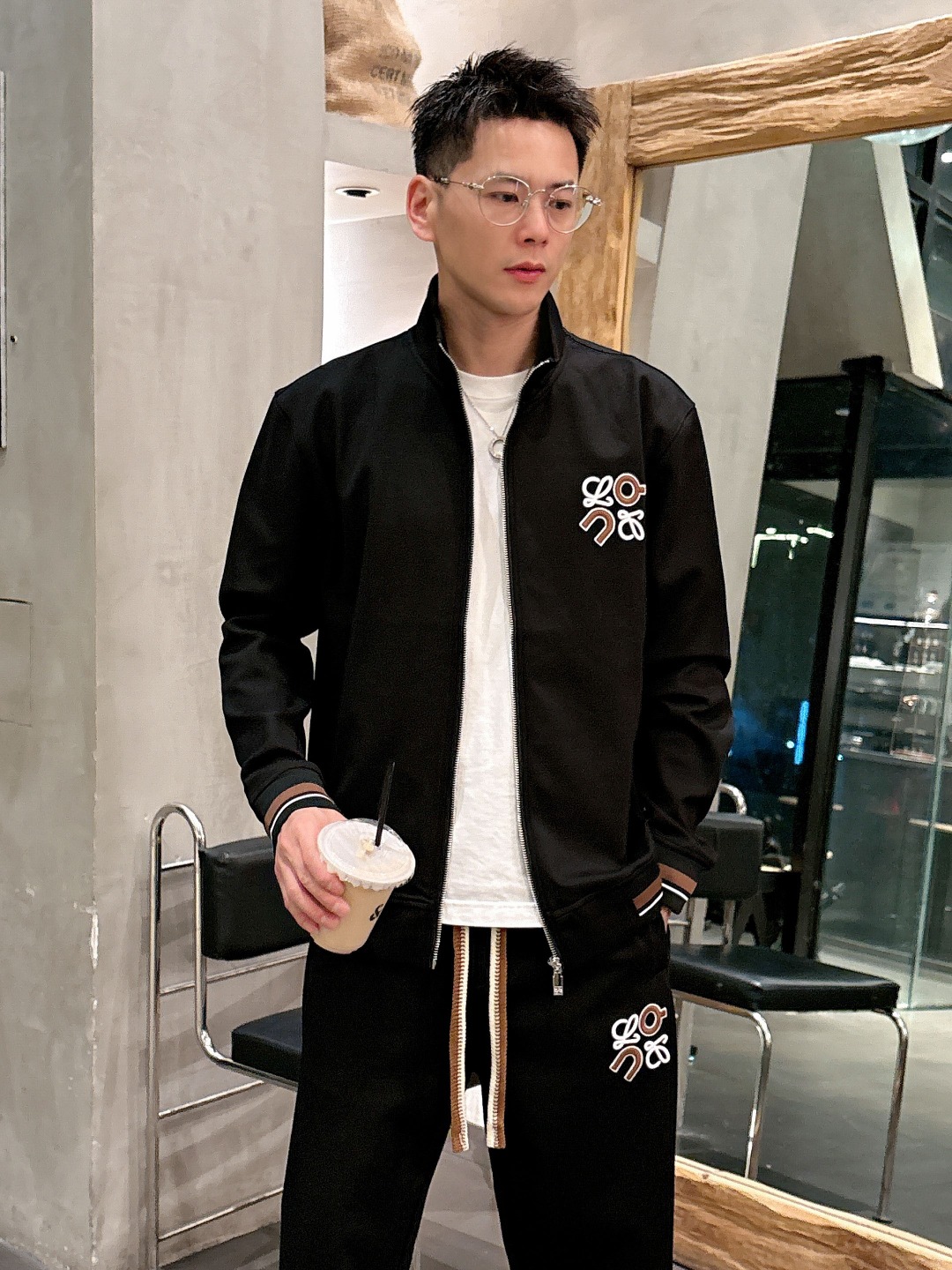 NO:550875,Luo Yiwei's hot-selling suit is coming, focusing on the original version of the official website. The new hot-selling cardigan set in 2025. The original single and fierce product pours into the meticulous work of top designers. It is a fit and perfect upper body effect. All-natural high-quality Tiansi Gedi cotton, close-fitting comfort, noble and elegant!  The original hardware all show elegant and noble temperament!  Counter size M-3XL (maximum wear to 190 catties), loewe, alexander wang19860909罗意威 爆款套装来袭 专注官网原版 2025全新爆款开衫套装 原单狠货倾注顶级设计师的精心之作 就为一个贴合、完美的上身效果 全天然优质天丝哥弟棉,贴身的舒适感 高贵典雅！原厂五金无不彰显优雅高贵气质！专柜尺码M-3XL（最大穿到190斤）,,loewe,alexander wang,Men's clothing