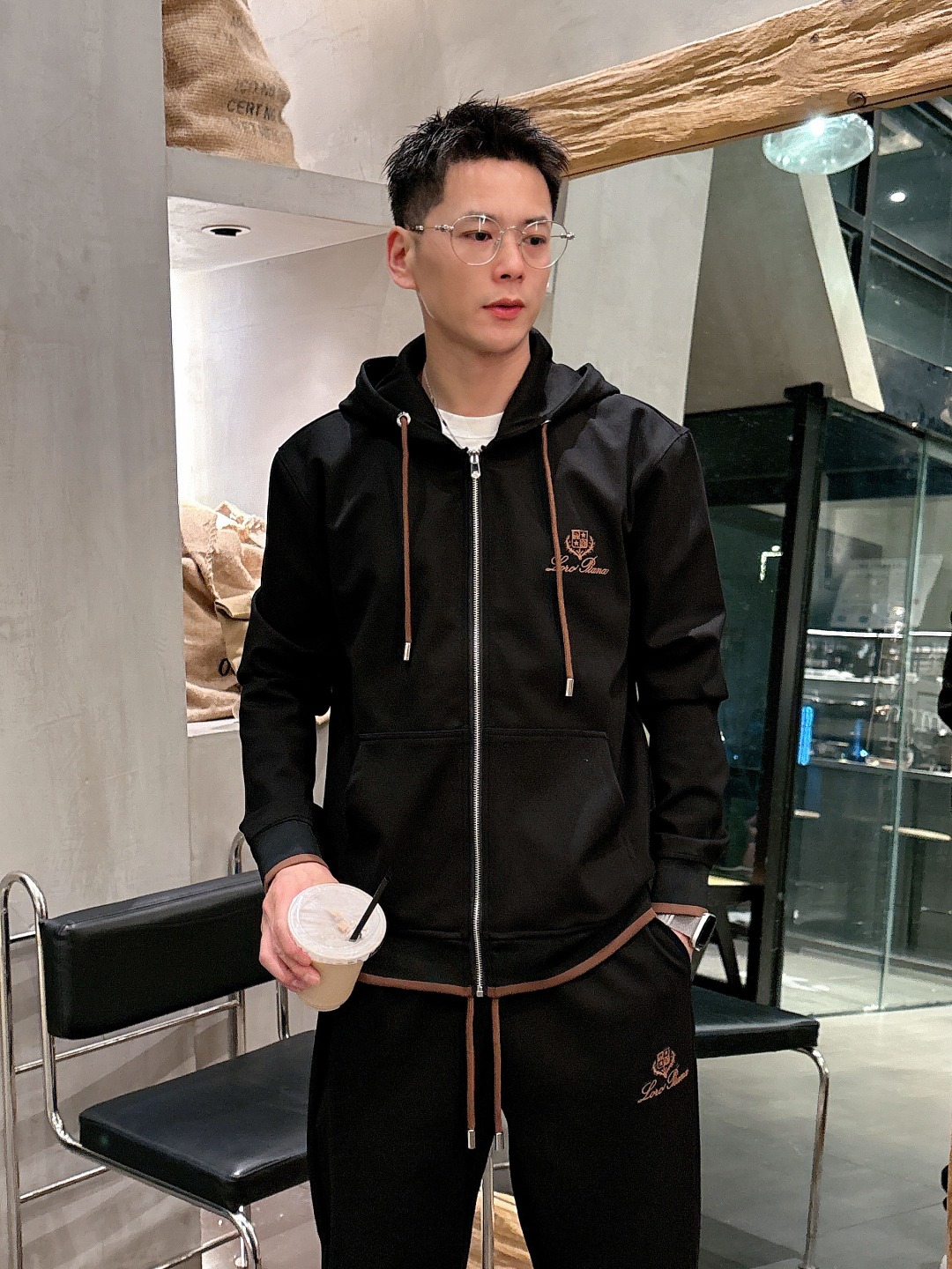 NO:550879,LP hot set is coming, focusing on the original version of the official website, the new hot cardigan set in 2025, the original single and ruthless product pours into the meticulous work of top designers, just for a fit and perfect upper body effect, all-natural high-quality Tiansi Gedi cotton, close-fitting comfort, noble and elegant!  The original hardware all show elegant and noble temperament!  Counter size M-3XL (maximum wear to 190 catties), loro piana, alexander wang19860909LP 爆款套装来袭 专注官网原版 2025全新爆款开衫套装 原单狠货倾注顶级设计师的精心之作 就为一个贴合、完美的上身效果 全天然优质天丝哥弟棉 ,贴身的舒适感 高贵典雅！原厂五金无不彰显优雅高贵气质！专柜尺码M-3XL（最大穿到190斤）,,loro piana,alexander wang,Men's clothing