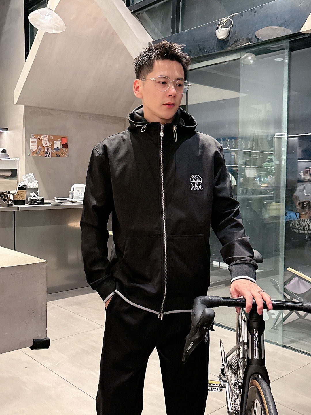 NO:550876,BC hot-selling suit is coming, focusing on the original version of the official website, the new hot-selling cardigan set, the original single-selling goods poured into the meticulous works of top designers, just for a fit and perfect upper body effect, all-natural high-quality Tiansi Gedi cotton, close-fitting comfort, noble and elegant!  The original hardware all show elegant and noble temperament!  Counter size M-3XL (maximum wear to 190 catties), alexander wang19860909BC 爆款套装来袭 专注官网原版 2025全新爆款开衫套装 原单狠货倾注顶级设计师的精心之作 就为一个贴合、完美的上身效果 全天然优质天丝哥弟棉,贴身的舒适感 高贵典雅！原厂五金无不彰显优雅高贵气质！专柜尺码M-3XL（最大穿到190斤）,,alexander wang,Men's clothing