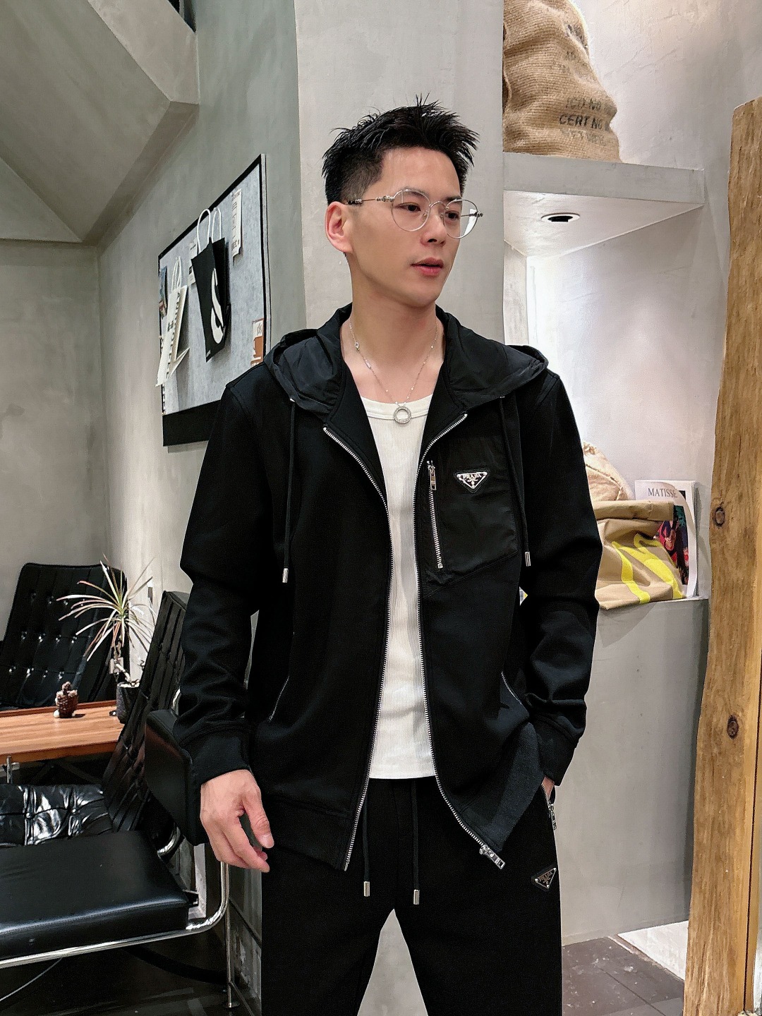 NO:550897,PRADA's hot-selling suit is coming, focusing on the original version of the official website. The new hot-selling cardigan set in 2025. The original single and fierce product pours into the meticulous work of top designers. It is a fit and perfect upper body effect. All-natural high-quality sky cotton, close-fitting comfort, noble and elegant!  The original hardware all show elegant and noble temperament!  Counter size M-3XL (maximum wear to 190 catties), prada, prada, alexander wang19860909PRADA 普拉达 爆款套装来袭 专注官网原版 2025全新爆款开衫套装 原单狠货倾注顶级设计师的精心之作 就为一个贴合、完美的上身效果 全天然优质天空棉,贴身的舒适感 高贵典雅！原厂五金无不彰显优雅高贵气质！专柜尺码M-3XL（最大穿到190斤）,,prada,prada,alexander wang,Men's clothing