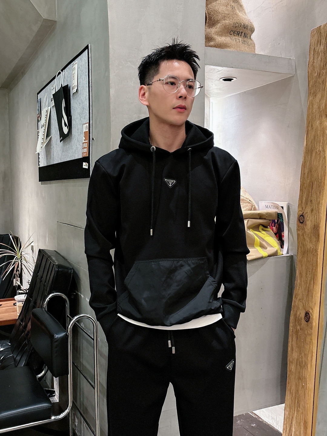 NO:550903,PRADA's hot-selling suit is coming, focusing on the original version of the official website. The new hot-selling cardigan set in 2025. The original single and ruthless product pours into the meticulous work of top designers. It is a fit and perfect upper body effect. All-natural high-quality Tiansi Gedi cotton, close-fitting comfort, noble and elegant!  The original hardware all show elegant and noble temperament!  Counter size M-3XL (maximum wear to 190 catties), prada, prada, alexander wang19860909PRADA 普拉达 爆款套装来袭 专注官网原版 2025全新爆款开衫套装 原单狠货倾注顶级设计师的精心之作 就为一个贴合、完美的上身效果 全天然优质天丝哥弟棉,贴身的舒适感 高贵典雅！原厂五金无不彰显优雅高贵气质！专柜尺码M-3XL（最大穿到190斤）,,prada,prada,alexander wang,Men's clothing