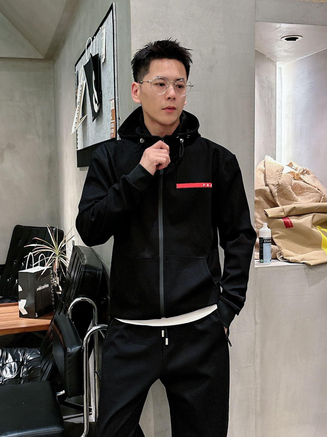 NO:550894,PRADA's hot-selling suit is coming, focusing on the original version of the official website. The new hot-selling cardigan set in 2025. The original single and ruthless product pours into the meticulous work of top designers. It is a fit and perfect upper body effect. All-natural high-quality Tiansi Gedi cotton, close-fitting comfort, noble and elegant!  The original hardware all show elegant and noble temperament!  Counter size M-3XL (maximum wear to 190 catties), prada, prada, alexander wang19860909PRADA 普拉达 爆款套装来袭 专注官网原版 2025全新爆款开衫套装 原单狠货倾注顶级设计师的精心之作 就为一个贴合、完美的上身效果 全天然优质天丝哥弟棉,贴身的舒适感 高贵典雅！原厂五金无不彰显优雅高贵气质！专柜尺码M-3XL（最大穿到190斤）,,prada,prada,alexander wang,Men's clothing