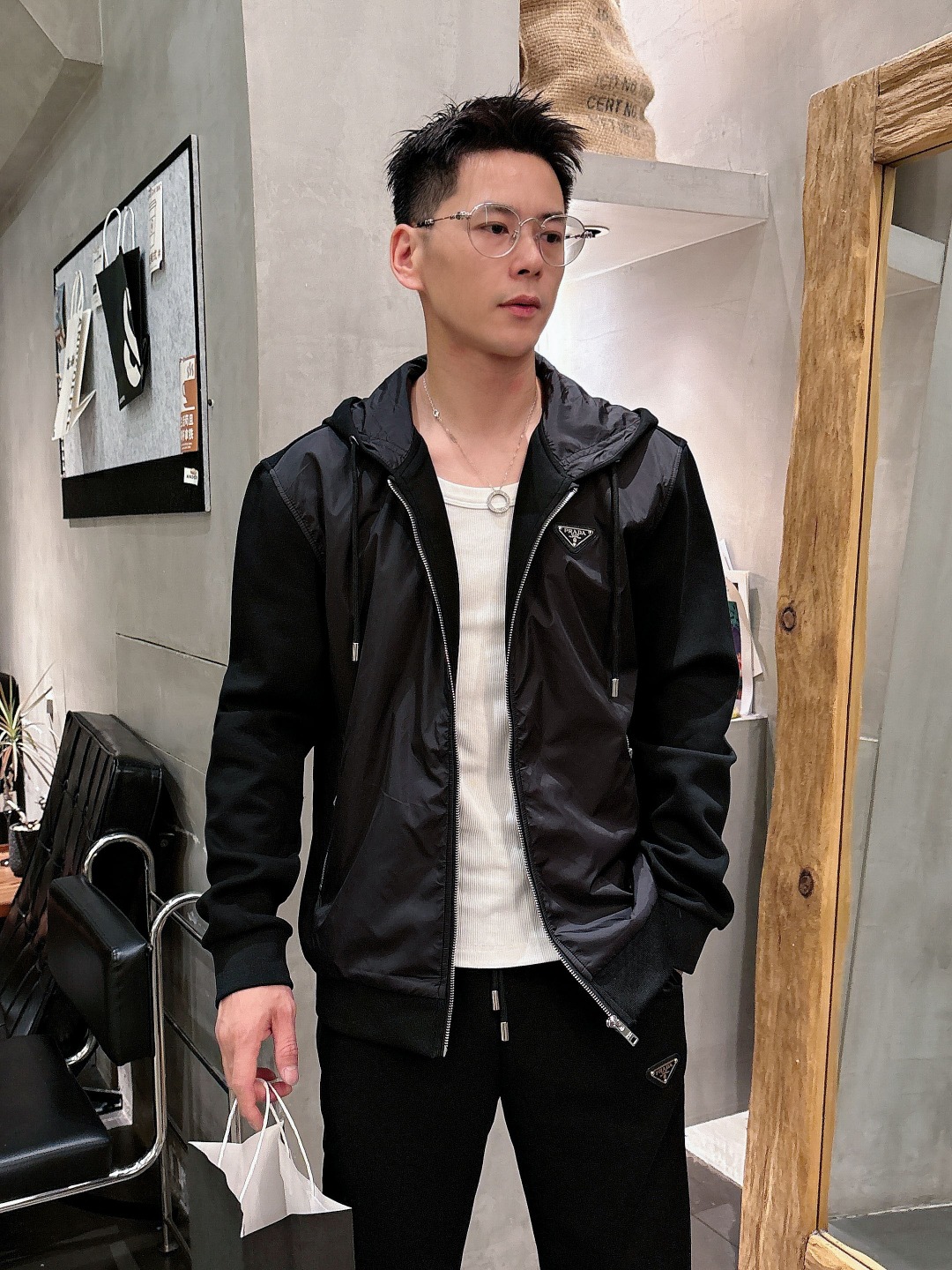 NO:550891,PRADA Prada's hot-selling suit is coming, focusing on the original version of the official website. The new hot-selling cardigan set in 2025. The original single and fierce product pours into the meticulous work of top designers. It is a fit and perfect upper body effect. All-natural high-quality space cotton, close-fitting comfort, noble and elegant!  The original hardware all show elegant and noble temperament!  Counter size M-3XL (maximum wear to 190 catties), prada, prada, alexander wang19860909PRADA 普拉达 爆款套装来袭 专注官网原版 2025全新爆款开衫套装 原单狠货倾注顶级设计师的精心之作 就为一个贴合、完美的上身效果 全天然优质太空棉,贴身的舒适感 高贵典雅！原厂五金无不彰显优雅高贵气质！专柜尺码M-3XL（最大穿到190斤）,,prada,prada,alexander wang,Men's clothing