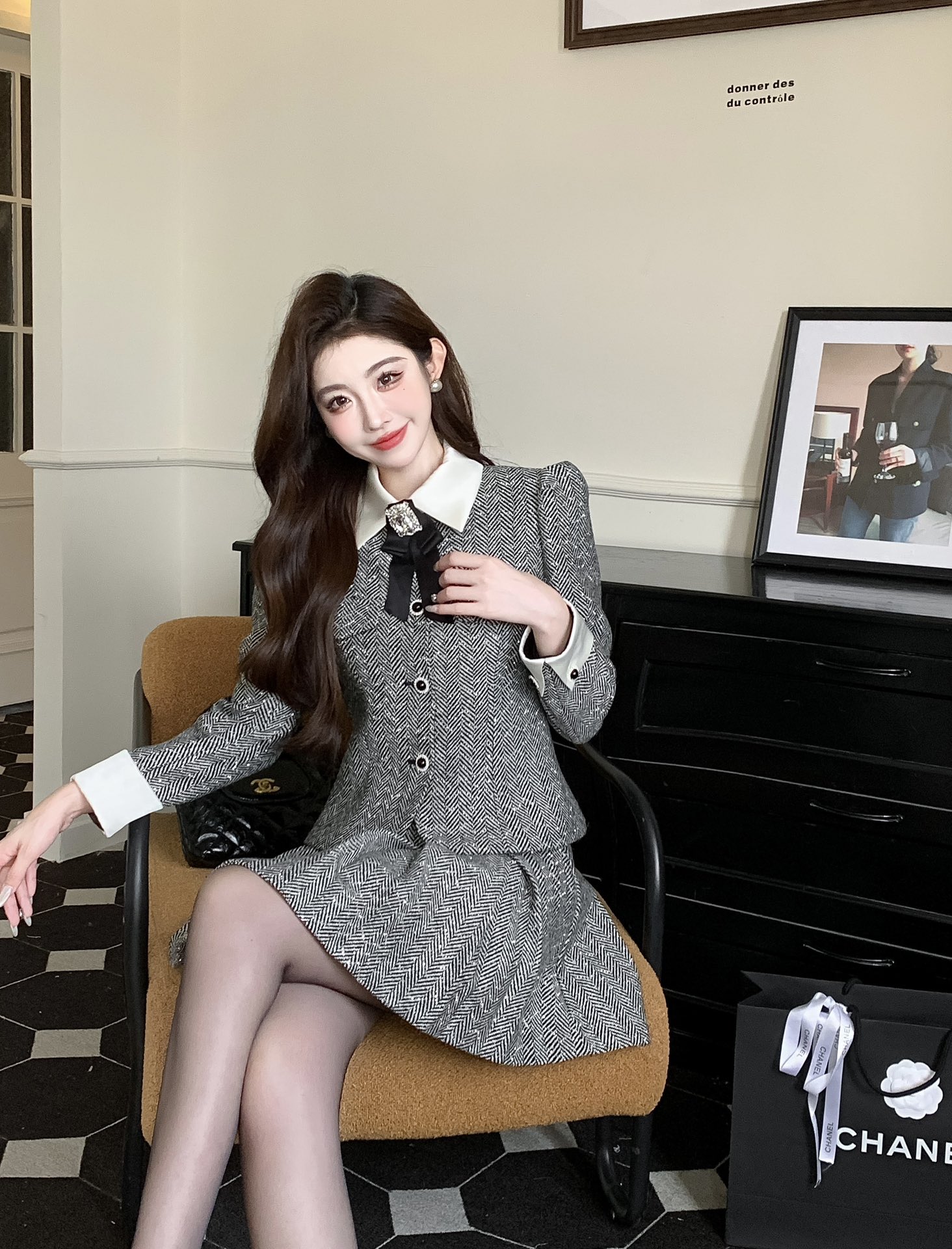 NO:566798,Style No. G21549 Chane*’s new little fragrance style age-reducing herringbone pattern two-piece suit!  Contrast color lapel, hot-drilled short jacket top (with bow brooch), high-waist pleated short skirt and skirt!  Off-white, off-black, 36.38.40.42 (size 38 bust 92, waist 84, sleeve length 59, dress length 54; waist 72, skirt length 41) hair,,chanel,skirts,jackets & coats,brooch,breastpin,alexander wang19860909款号G21549 Chane*新款小香风气质减龄人字纹两件套装！撞色翻领烫钻工艺短款外套上衣（配蝴蝶结胸针）高腰压褶短裙半身裙！灰白色、灰黑色、36.38.40.42（38码胸围92,腰围84,袖长59,衣长54；腰围72,裙长41）发,,chanel,skirts,jackets & coats,brooch，breastpin,alexander wang,Women's clothing