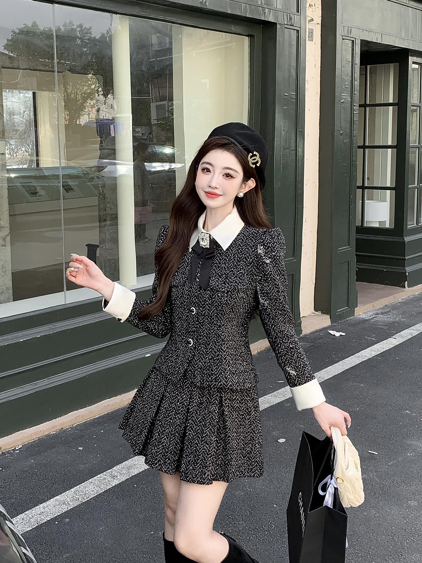 NO:566800,Style No. G21549 Chane*’s new little fragrance style age-reducing herringbone pattern two-piece suit!  Contrast color lapel, hot-drilled short jacket top (with bow brooch), high-waist pleated short skirt and skirt!  Off-white, off-black, 36.38.40.42 (size 38 bust 92, waist 84, length 59, dress length 54; waist 72, skirt length 41) hair,,chanel,skirts,jackets & coats,brooch,breastpin,alexander wang19860909款号G21549 Chane*新款小香风气质减龄人字纹两件套装！撞色翻领烫钻工艺短款外套上衣（配蝴蝶结胸针）高腰压褶短裙半身裙！灰白色、灰黑色、36.38.40.42（38码胸围92,腰围84,长59,衣长54；腰围72,裙长41）发,,chanel,skirts,jackets & coats,brooch，breastpin,alexander wang,Women's clothing