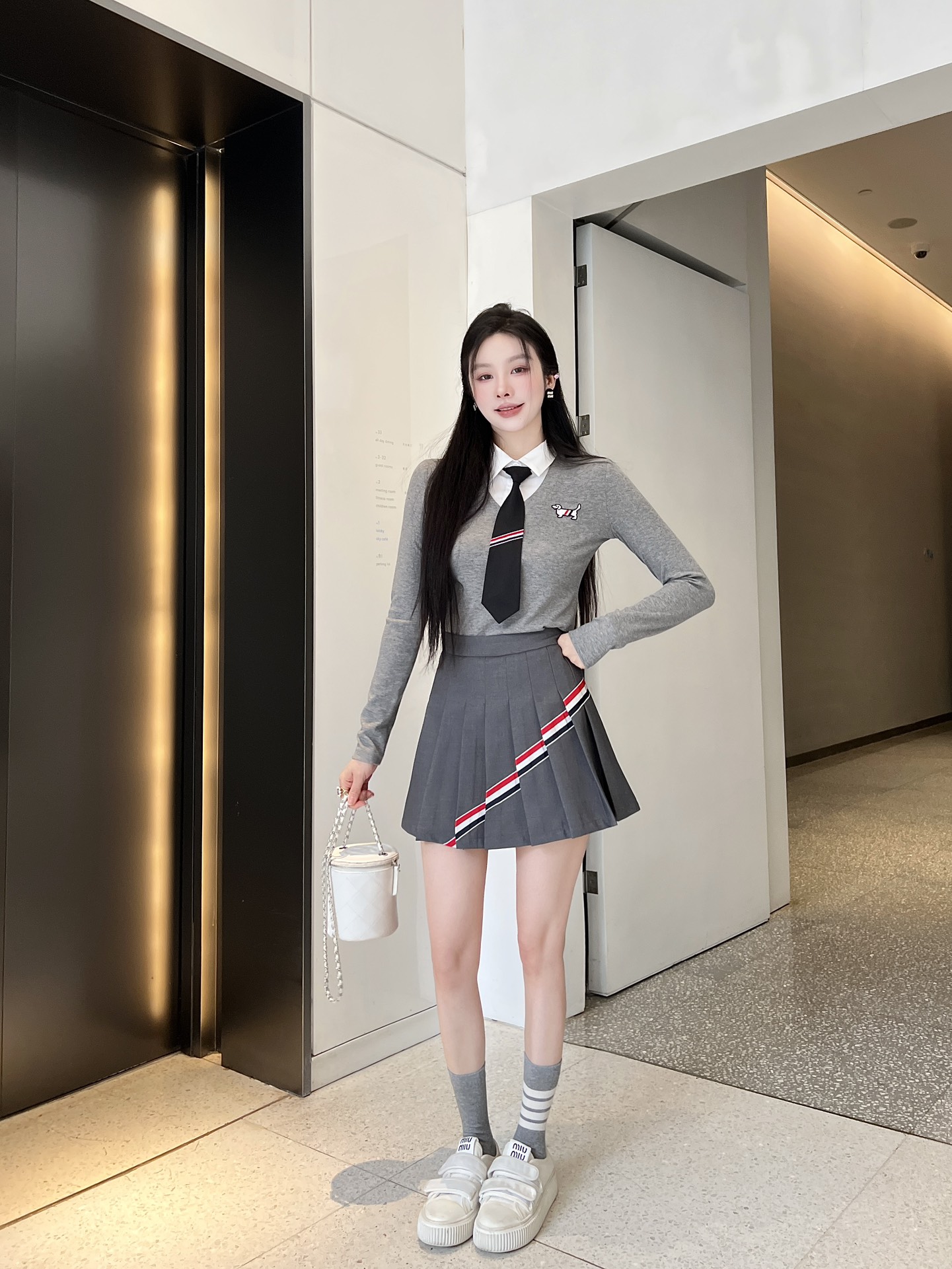 NO:313425,Model number G25020846 Thom Brown* Early Spring New TB Home Three-bar Contrast Color Webbing Age-reducing Temperament Set!  Fake two-piece buckled lapel puppy decorative pullover long-sleeved top (with tie) high waist pleated fashionable short skirt skirt!  Black, gray, (Size S bust 84, sleeve length 62, clothing length 55; waist 64, skirt length 36), skirts, ties, alexander wang19860909款号G25020846 Thom Brown*早春新款TB家三杠撞色织带减龄气质套装！假两件系扣翻领小狗装饰套头长袖上衣（配领带）高腰压褶时尚短裙半身裙！黑色、灰色、（S码胸围84,袖长62,衣长55；腰围64,裙长36）,,skirts,ties,alexander wang,Women's clothing