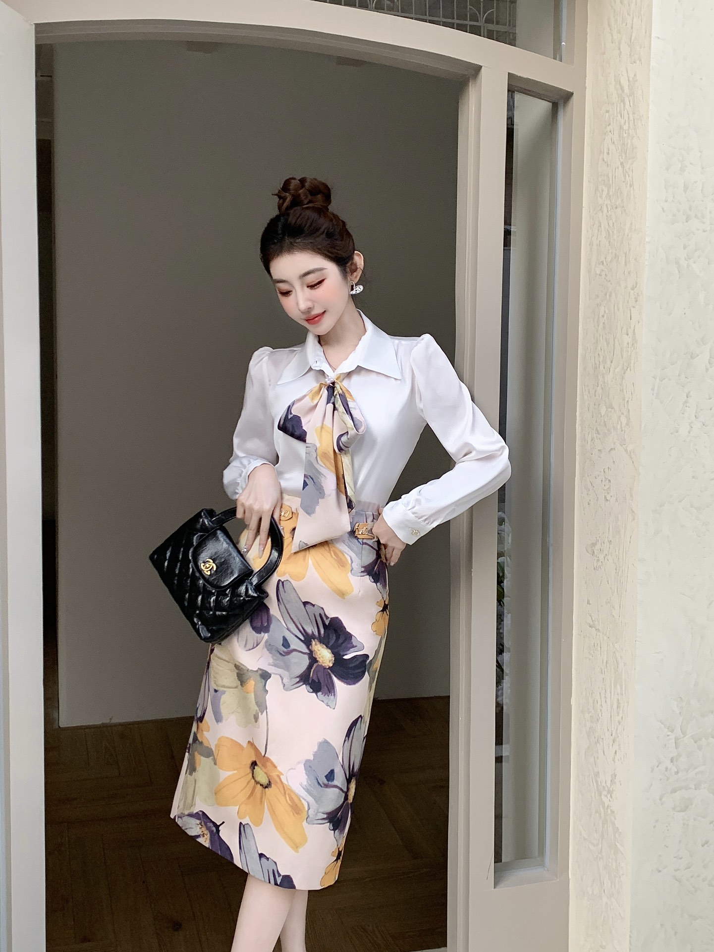 NO:323430,Model number G25030724 Dio* new style and celebrity style fashion two-piece suit!  High-end silky and light fabric, streamer bow decorative lapel long-sleeved shirt contrast printed midi skirt!  36.38.40.42 (38 size bust 100, sleeve length 61, clothing length 63; waist 72, hip 96, skirt length 69) hair, dior, skirt 60, alexander wang19860909款号G25030724 Dio*新款气质名媛风时尚两件套装！高级感丝滑光感面料、飘带蝴蝶结装饰翻领长袖衬衣撞色印花中长款半身裙！36.38.40.42（38码胸围100,袖长61,衣长63；腰围72,臀围96,裙长69）发,,dior,skirts,alexander wang,Women's clothing