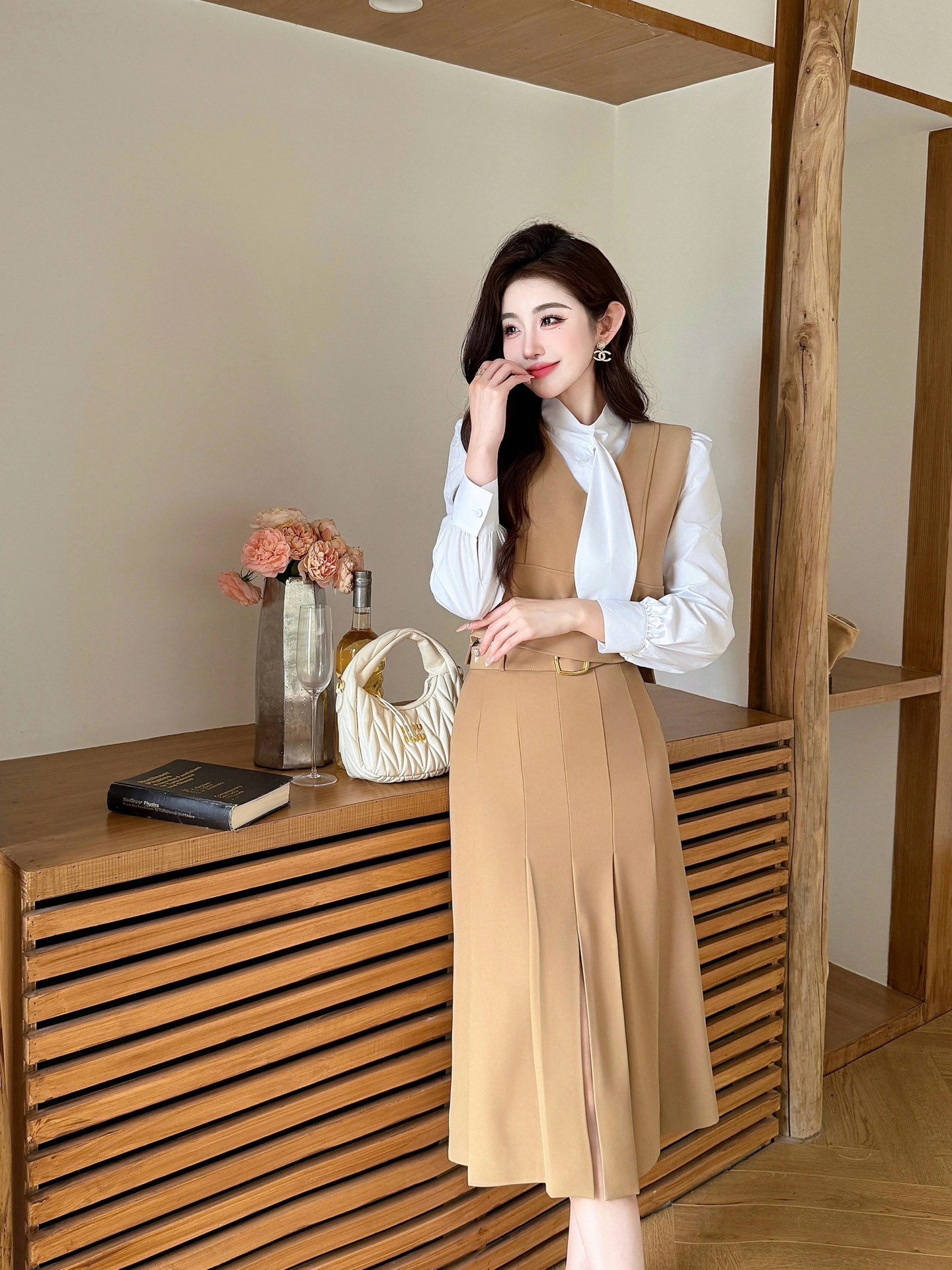 NO:322914,Model number G25030643 Dio* new style lady fashion three-piece suit!  V-neck sleeveless vest layered top with streamer neck buckle long sleeve shirt with high waist pleated midi skirt!  Black, khaki, (M size vest bust 98, front cloak 43/46; shirt bust 96, sleeve length 59, cloak 63; skirt waist 74, hip cloak 92, skirt length 74) hair, dior, skirt, shirts, alexander wang19860909款号G25030643 Dio*新款气质淑女时尚三件套装！V领无袖马甲叠搭上衣飘带领系扣长袖衬衣高腰压褶中长款半身裙！黑色、卡其色、（M码马甲胸围98,前衣长43/46；衬衫胸围96,袖长59,衣长63；裙腰围74,臀围92,裙长74）发,,dior,skirts,shirts,alexander wang,Women's clothing