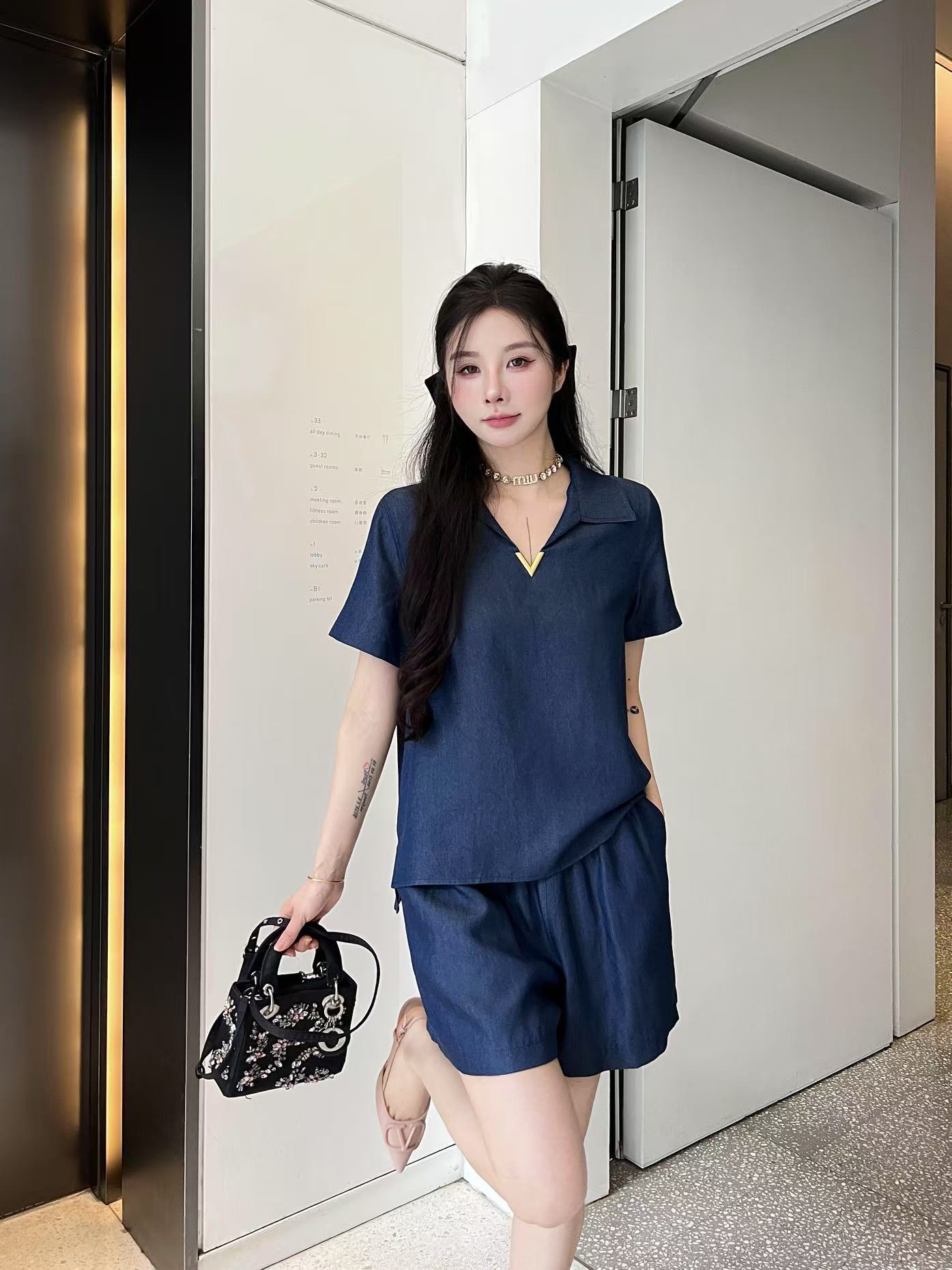 NO:332099,Model number G25050982 VALENTIN*O Warren Home High-end customized thin denim fabric, metal V-shaped accessories decorative lapel side slit short-sleeved top elastic waist and pockets on both sides loose wide-leg shorts!  Blue, (M size shoulder width 40, bust 106, sleeve length 20, front garment length 61/64; waist circumference 64~72 elastic, trousers length 38), valentino, valentino, shorts, T-shirt, alexander wang19860909款号G25050982 VALENTIN*O华伦家 高端定制薄牛仔天丝面料、金属V字配件装饰翻领侧开叉短袖上衣松紧腰两侧口袋宽松阔腿短裤！蓝色,（M码肩宽40,胸围106,袖长20,前衣长61/64；腰围64～72松紧,裤长38）发,,valentino,valentino,shorts,T-shirt,alexander wang,Women's clothing