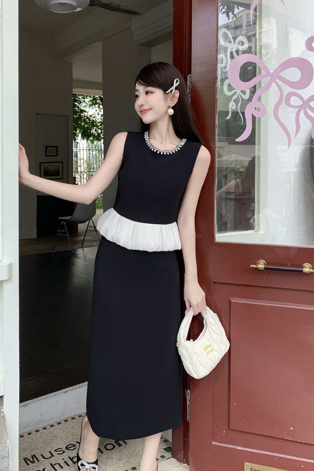 NO:438757,Model number G25070782 MiuMi*Miao Family Summer Fashion Style, Temperament-Celebrity Style Fashion Set!  Heavy Industry nail beaded collar contrasting color ruffled edge spliced ​​sleeveless vest top with high waist packed hip slit long skirt!  Black, (M size bust 90, 50 length of clothes, 72 waist circumference, 94 hip circumference, 75 skirt length), miumiu, skirt circumference, alexander wang19860909款号G25070782 MiuMi*缪家夏季爆款 气质名媛风减龄时尚套装！重工钉珠领口撞色荷叶边拼接无袖背心上衣高腰包臀开叉长款半身裙！黑色, （M码胸围90,衣长50,腰围72,臀围94,裙长75）,,miumiu,skirts,alexander wang,Women's clothing