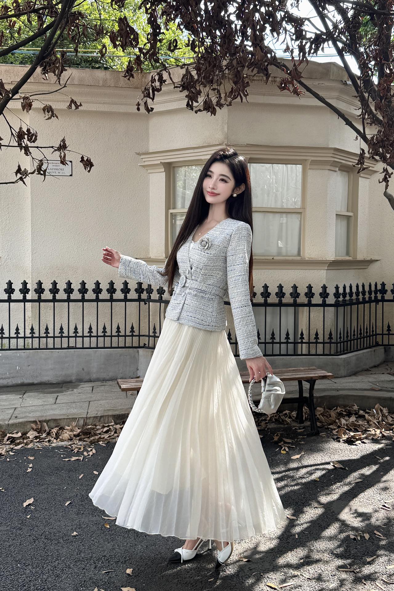 NO:576241,Style No. G25102172 Chane*’s new high-end custom-made ladylike fragrance-style two-piece suit!  Contrast color woven slub heavy industry diamond-encrusted pearl pocket decoration V-neck long-sleeved jacket pleated design long gauze skirt skirt!  Pink, blue, (M size shoulder width 37 with shoulder pads, bust 88, sleeve length 58, dress length 56; waist 66 elastic, skirt length 82) hair,,chanel,skirts,jackets & coats,alexander wang19860909款号G25102172 Chane*新款高端定制气质淑女小香风两件套装！撞色编织粗纺重工镶钻珍珠口袋装饰V领长袖外套压褶设计长款纱裙半身裙！粉色、蓝色、 （M码肩宽37有垫肩,胸围88,袖长58,衣长56；腰围66松紧,裙长82）发,,chanel,skirts,jackets & coats,alexander wang,Women's clothing