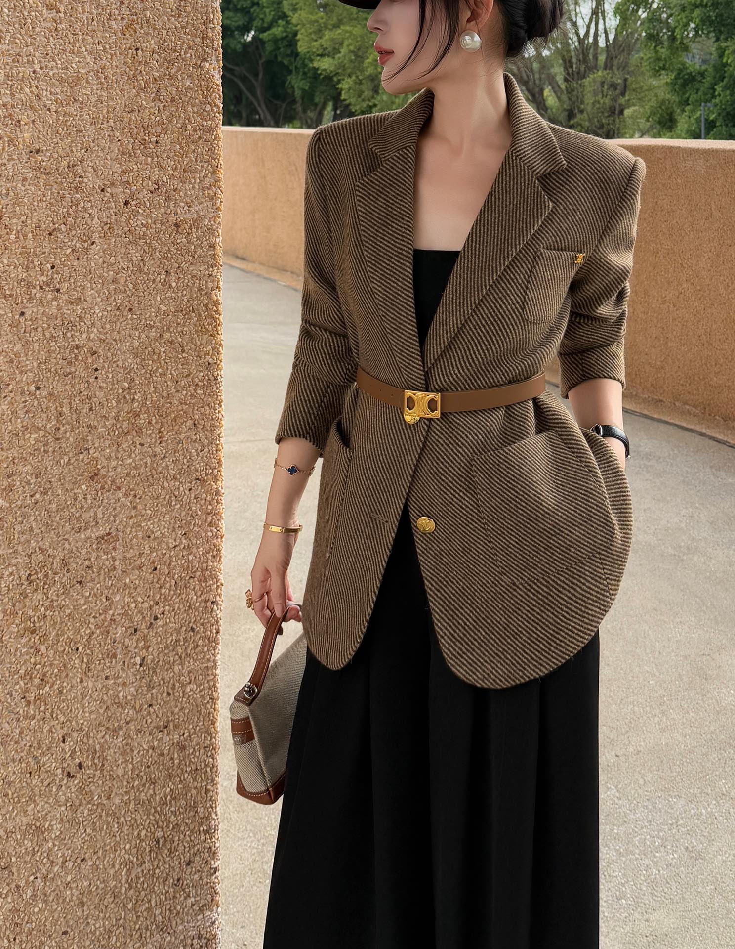 NO:590883,Model No. G25111238 CELIN* new high-end customized twill wool blend fabric, decorated with letter logo hardware buttons, Arc de Triomphe small accessories, and a belt to tighten the waist to slim down the wool suit jacket!  Brown, (M size shoulder width 41, bust 102, sleeve length 59, dress length 71) hair,,celine,jackets & coats,business suit,alexander wang19860909款号G25111238 CELIN*新款 高端定制斜纹羊毛混纺面料、采用字母logo五金纽扣凯旋门小配件装饰搭配腰带收腰显瘦羊毛西装外套！棕色、 （M码肩宽41,胸围102,袖长59,衣长71）发,,celine,jackets & coats,business suit,alexander wang,Women's clothing