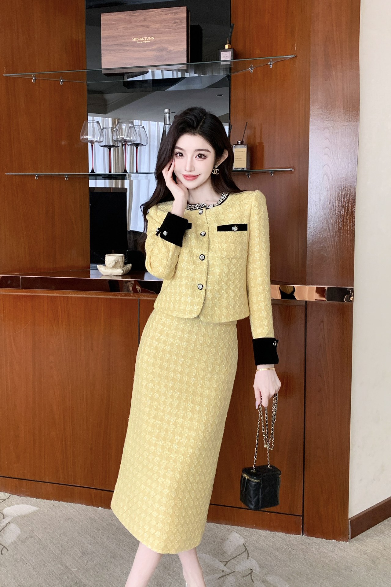 NO:591341,Style No. G25111346 Chane*’s new style two-piece suit with elegant ladylike style!  Velvet contrasting color stitching and diamond decoration, short round neck jacket, mid-length high-waisted slit hip-covering skirt!  Yellow, pink, (S size shoulder width 35, bust 90, sleeve length 55, dress length 45; waist 66, hip 88, skirt length 72) hair,,chanel,skirts,jackets & coats,alexander wang19860909款号G25111346 Chane*新款气质名媛小香风两件套装！丝绒撞色拼接镶钻装饰也短款圆领外套上衣中长款高腰开叉包臀半身裙！黄色、粉色、 （S码肩宽35,胸围90,袖长55,衣长45；腰围66,臀围88,裙长72）发,,chanel,skirts,jackets & coats,alexander wang,Women's clothing