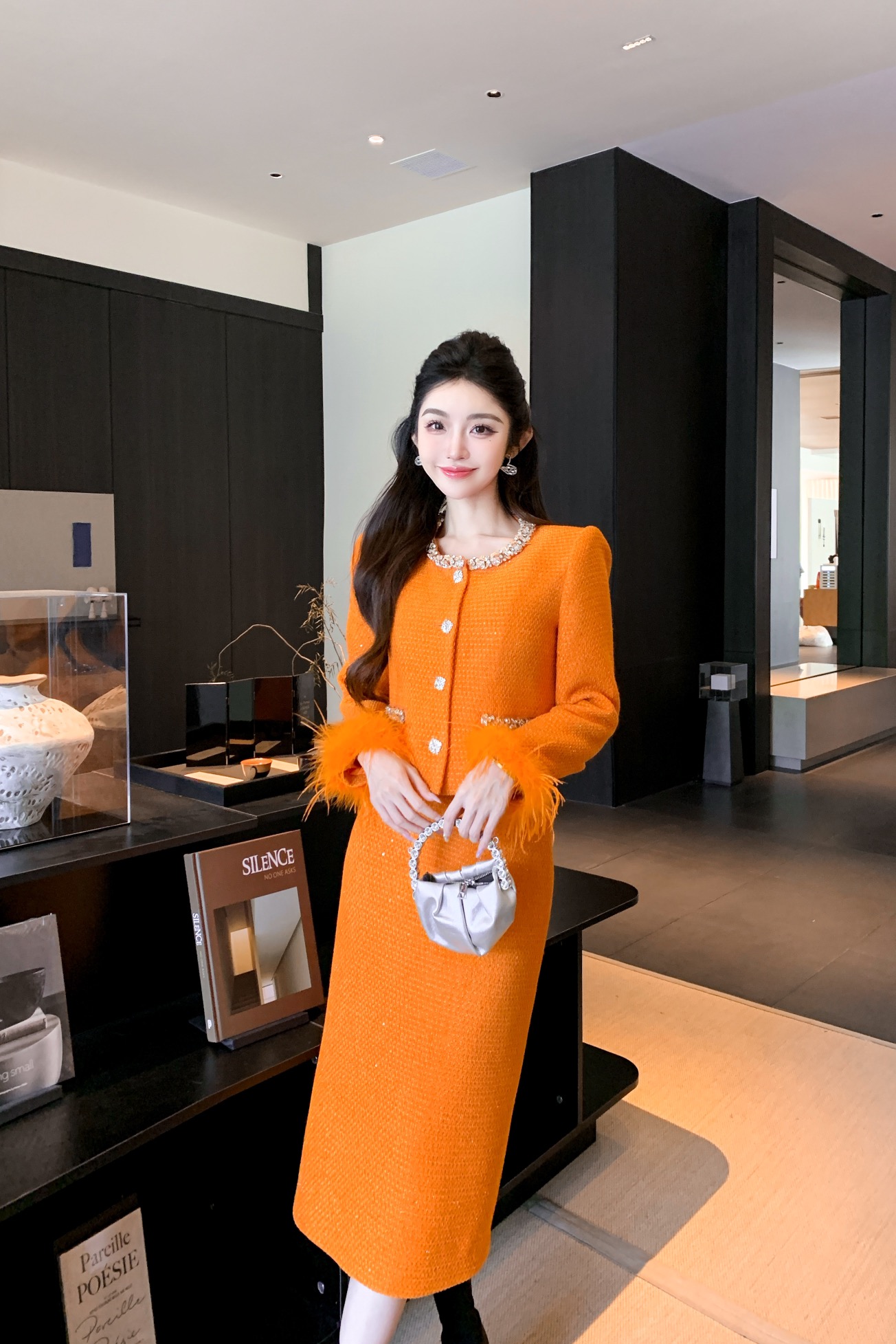 NO:654781,Style No. G25120842 CHANE*L new high-end customized two-piece suit with elegant ladylike style!  Luxurious heavy-duty diamond-encrusted ostrich feather cuffs decorated short quilted jacket high-waisted slit mid-length hip-hugging skirt!  Orange, red, (M size shoulder width 38 with shoulder pads, bust 98, sleeve length 58, dress length 45; waist 72, hip 94, skirt length 73) hair,,chanel,skirts,jackets & coats,alexander wang19860909款号G25120842 CHANE*L新款 高端定制气质名媛小香风两件套装！奢华重工镶钻鸵鸟毛袖口装饰短款夹棉外套高腰开叉中长款包臀半身裙！橙色、红色、 （M码肩宽38有垫肩,胸围98,袖长58,衣长45；腰围72,臀围94,裙长73）发,,chanel,skirts,jackets & coats,alexander wang,Women's clothing