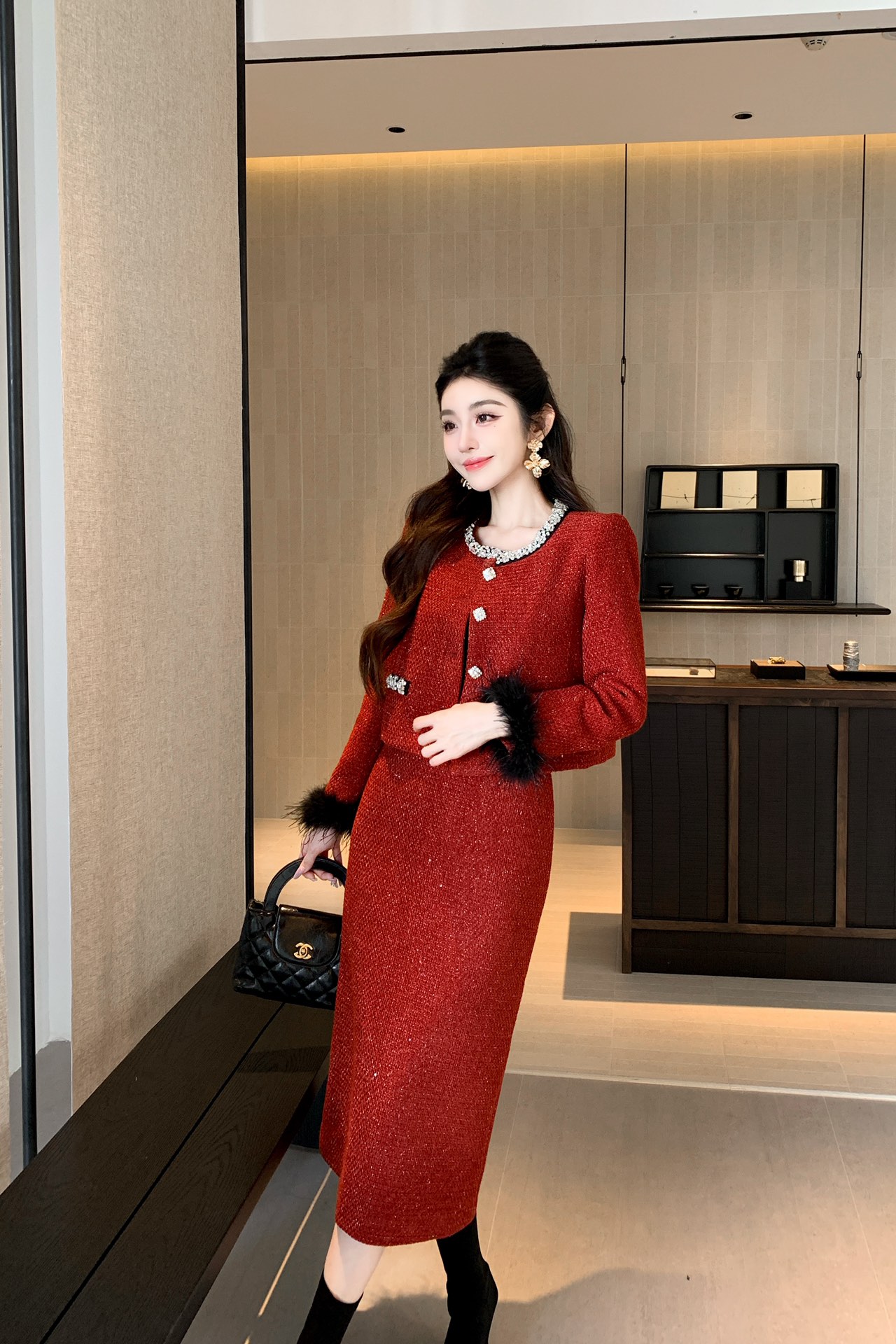 NO:638562,Style No. G25120842 CHANE*L new high-end customized two-piece suit with elegant ladylike style!  Luxurious heavy-duty diamond-encrusted ostrich feather cuffs decorated short quilted jacket high-waisted slit mid-length hip-hugging skirt!  Orange, red, (M size shoulder width 38 with shoulder pads, bust 98, sleeve length 58, dress length 45; waist 72, hip 94, skirt length 73), Chanel-clothing, chanel, chanel, skirts, jackets & coats, alexander wang19860909款号G25120842 CHANE*L新款 高端定制气质名媛小香风两件套装！奢华重工镶钻鸵鸟毛袖口装饰短款夹棉外套高腰开叉中长款包臀半身裙！橙色、红色、 （M码肩宽38有垫肩,胸围98,袖长58,衣长45；腰围72,臀围94,裙长73）,香奈儿-服装,chanel,chanel,skirts,jackets & coats,alexander wang,Women's clothing