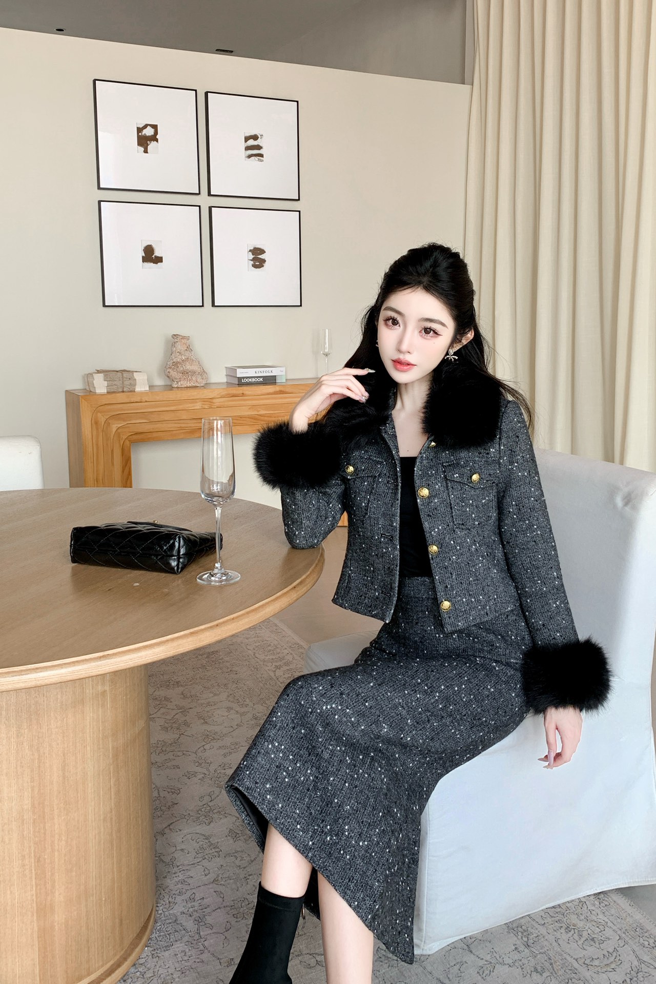 NO:638970,Model No. G25121083 CELIN*E's new high-end customized black and white polka dot herringbone fabric small fragrance two-piece suit!  Short long-sleeved coat top with removable fur collar and double pockets. Mid-length high-waisted slit skirt!  Brown, gray, (M size shoulder width 38 with shoulder pads, bust 88, sleeve length 58, dress length 47; waist 76, hip 98, skirt length 80), Celine-clothing, celine, celine, skirts, jackets & coats, alexander wang19860909款号G25121083 CELIN*E思琳新款 高端定制黑白波点人字纹面料小香风两件套装！可拆卸毛领装饰双口袋短款长袖外套上衣中长款高腰开叉半身裙！棕色、灰色、 （M码肩宽38有垫肩,胸围88,袖长58,衣长47；腰围76,臀围98,裙长80）,赛琳-服装,celine,celine,skirts,jackets & coats,alexander wang,Women's clothing