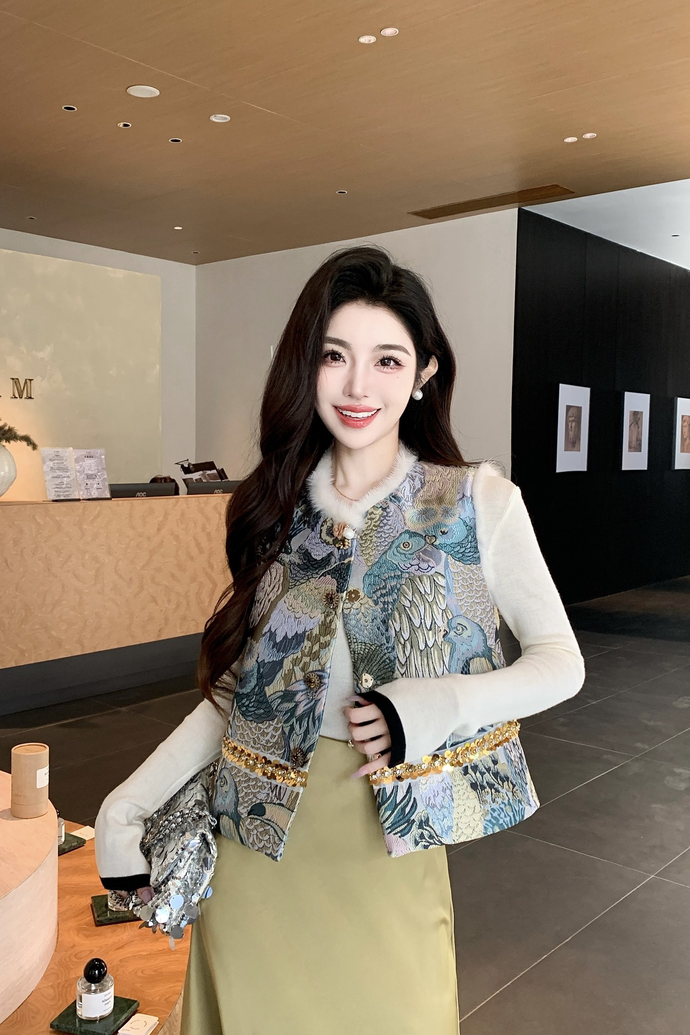 NO:638965,Model No. G25121037 Dolce & Gabbana DG* new style, light luxury, elegant lady, high-end national style jacquard pattern, heavy sequins and diamond decoration, mink fur patchwork sleeveless vest jacket top!  Two colors, (M size bust 98, length 52), Dolce & Gabbana-clothing, Dolce&Gabbana, jackets & coats, alexander wang19860909款号G25121037 杜嘉班纳DG*新款 轻奢气质名媛高级感国风提花图案重工亮片镶钻装饰、貂毛拼边无袖马甲外套上衣！两色, （M码胸围98,衣长52）,杜嘉班纳-服装,Dolce&Gabbana,jackets & coats,alexander wang,Women's clothing