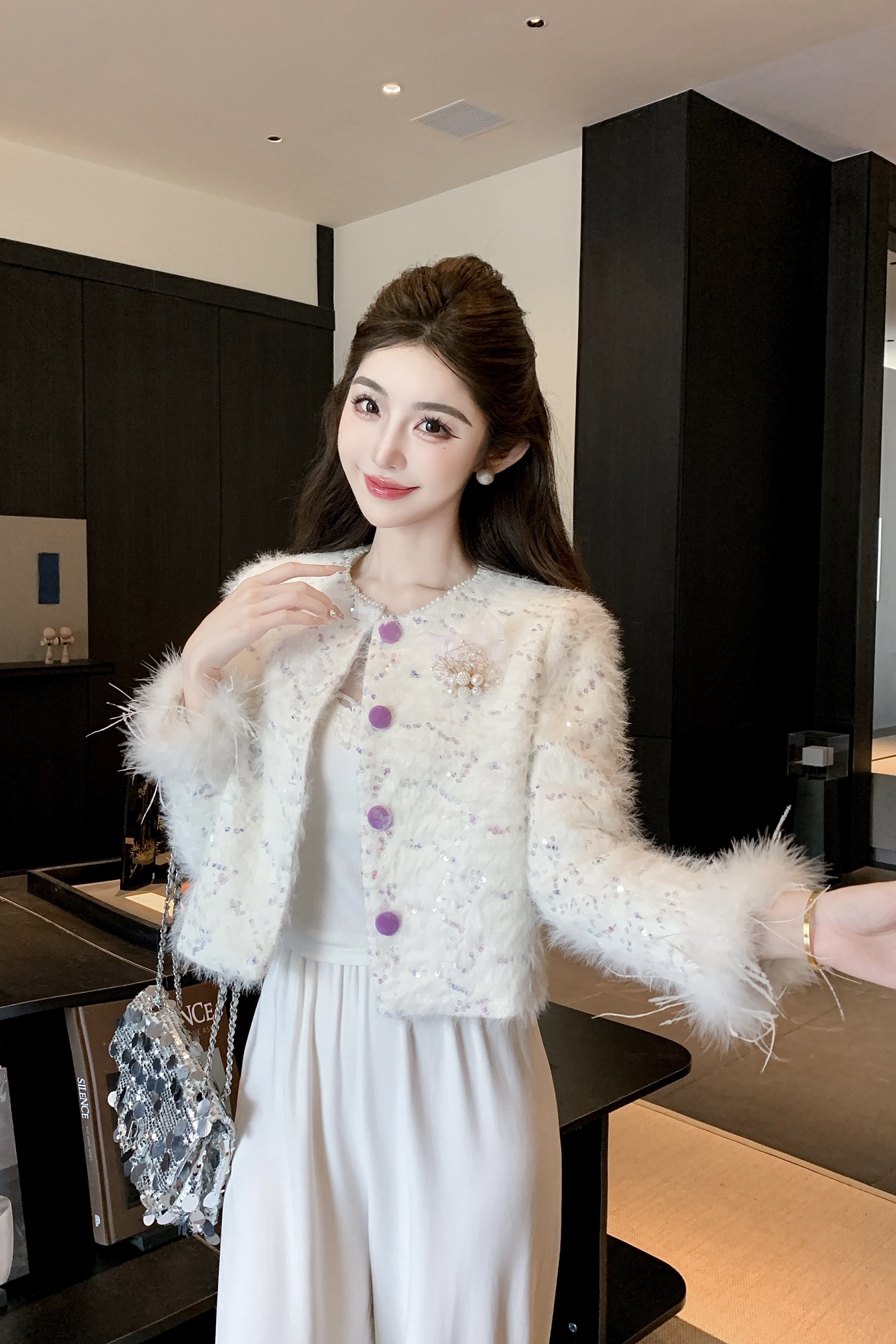 NO:676996,Model No. G25122248 CHANE*L’s new high-end customized heavy-duty sequined plush blended, short, elegant and fragrant jacket with pearl edge decoration on the collar!  (M size bust 94, sleeve length 54, dress length 47), Chanel-clothing, chanel, chanel, jackets & coats,19860909款号G25122248 CHANE*L新款 高端定制重工亮片毛绒混纺、领口珍珠边装饰短款气质小香风外套！ （M码胸围94,袖长54,衣长47）,香奈儿-服装,chanel,chanel,jackets & coats,,Women's clothing