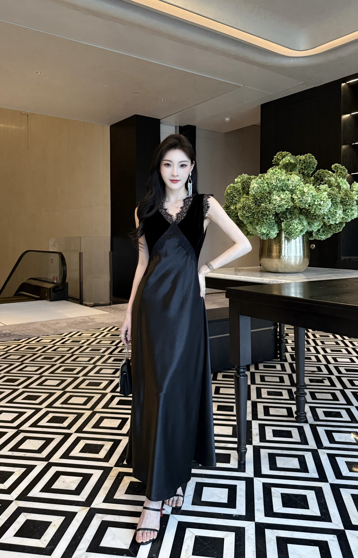 款号G 𝐂𝐡𝐫𝐢𝐬𝐭𝐢𝐚𝐧 Dio*新款高端定制 高级感光滑醋酸拼接丝绒蕾丝气质名媛风修身显瘦V领无袖连