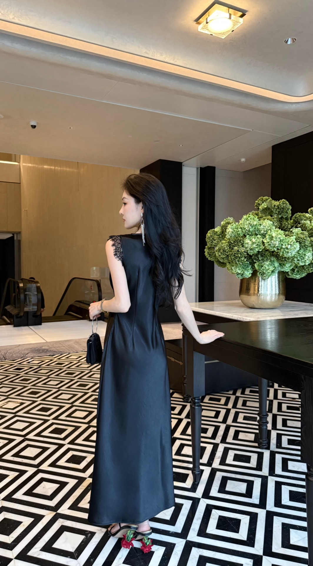 款号G 𝐂𝐡𝐫𝐢𝐬𝐭𝐢𝐚𝐧 Dio*新款高端定制 高级感光滑醋酸拼接丝绒蕾丝气质名媛风修身显瘦V领无袖连