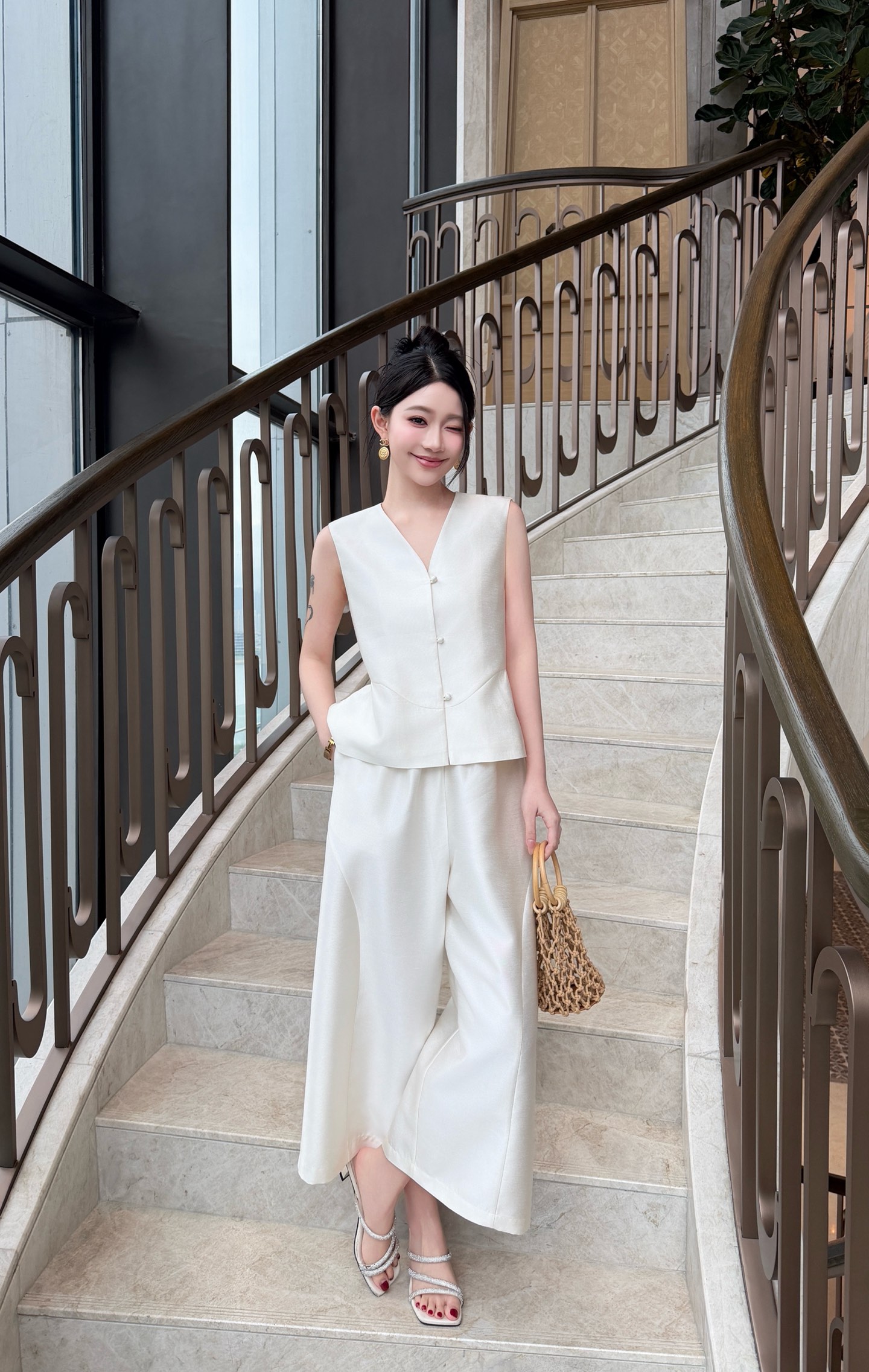 NO:870112,No. G26060725 Dio's latest high-end customized pearlescent white high-end fabric style is crisp and stylish!  Ruffled splicing V-neck sleeveless top with elastic waist, loose wide-leg nine-point pants, two-piece suit with light and luxurious temperament!  White, black, (M size shoulder width 36, bust 92, length 56; waist 60 ~ 80 elastic, pants length 85), Dior-clothing, dior, dior,19860909号G26060725 Dio*新高端定制珠光白高级感面料版型挺括有型！荷叶边拼接V领无袖上衣松紧腰宽松阔腿九分裤 轻奢气质两件套装！白色、黑色、 （M码肩宽36,胸围92,衣长56；腰围60～80弹力,裤长85）,迪奥-服装,dior,dior,,Women's clothing