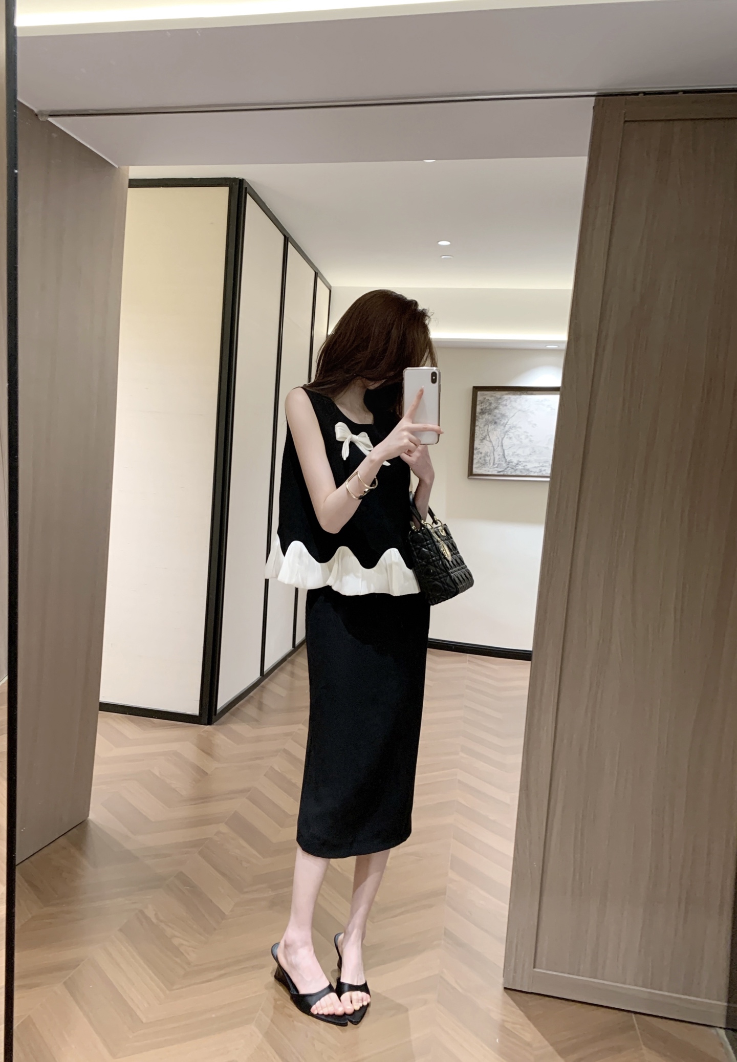 NO:883385,No. G26061032 MIUMI*U Miaojia’s new high-end customized French age-reducing temperament two-piece suit!  Loose and versatile sleeveless tank top with contrasting ruffles and bow decoration, high-waisted long skirt with slits!  Apricot, black, 36-38-40-42 (38 size bust 92, length 53; waist 70, hips 96, skirt length 73), Miu Miu-clothing, miumiu, skirts,19860909号G26061032 MIUMI*U缪家新高端定制法式减龄气质两件套装！撞色荷叶边拼接蝴蝶结装饰宽松百搭无袖背心上衣高腰开叉长半身裙！杏色、黑色、36-38-40-42（38码胸围92,衣长53；腰围70,臀围96,裙长73）,缪缪-服装,miumiu,skirts,,Women's clothing