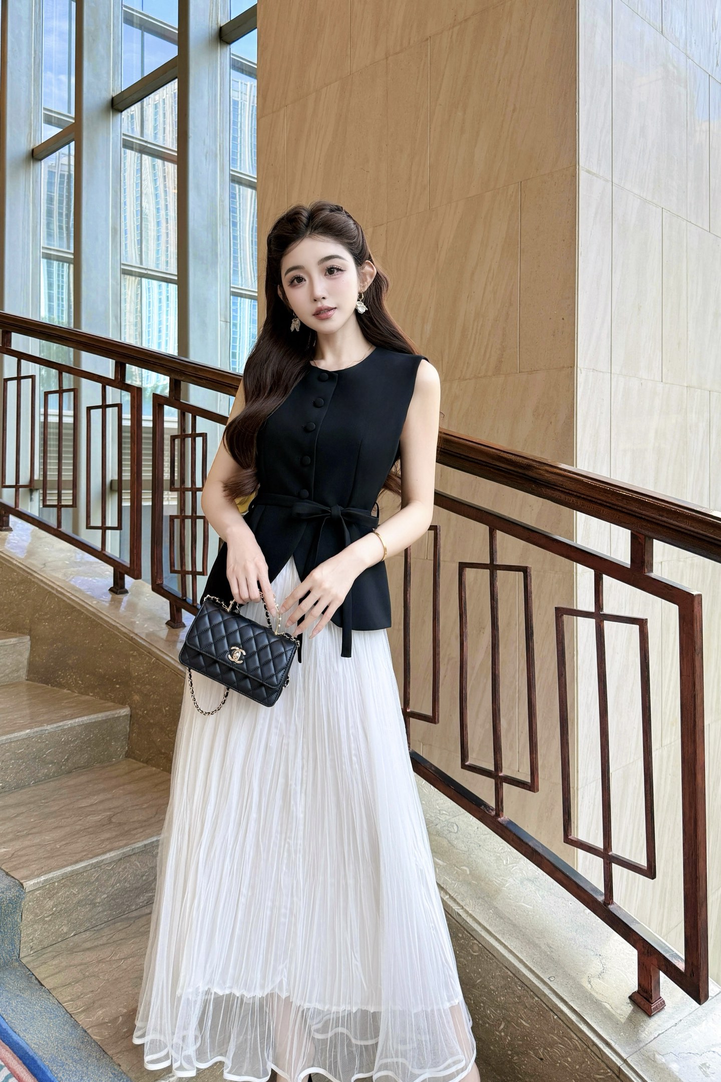 NO:867765,No. G26060872 Dio's latest high-end customized Hepburn style two-piece suit!  Arc hem design buttoned round neck sleeveless vest top (with waist cord) fairy fluttering mesh skirt large hem high waist skirt!  36-38-40-42 (size 38, shoulder width 36, bust 90, mid-back length 57; waist 64-92 elastic, skirt length 90), Dior-clothing, dior, dior, skirts,19860909号G26060872 Dio*新 高端定制赫本风气质两件套装！弧摆设计系扣圆领无袖马甲上衣(配腰绳)仙气飘飘网纱大裙摆高腰半身裙！36-38-40-42（38码肩宽36,胸围90,后中长57；腰围64～92弹力,裙长90）,迪奥-服装,dior,dior,skirts,,Women's clothing