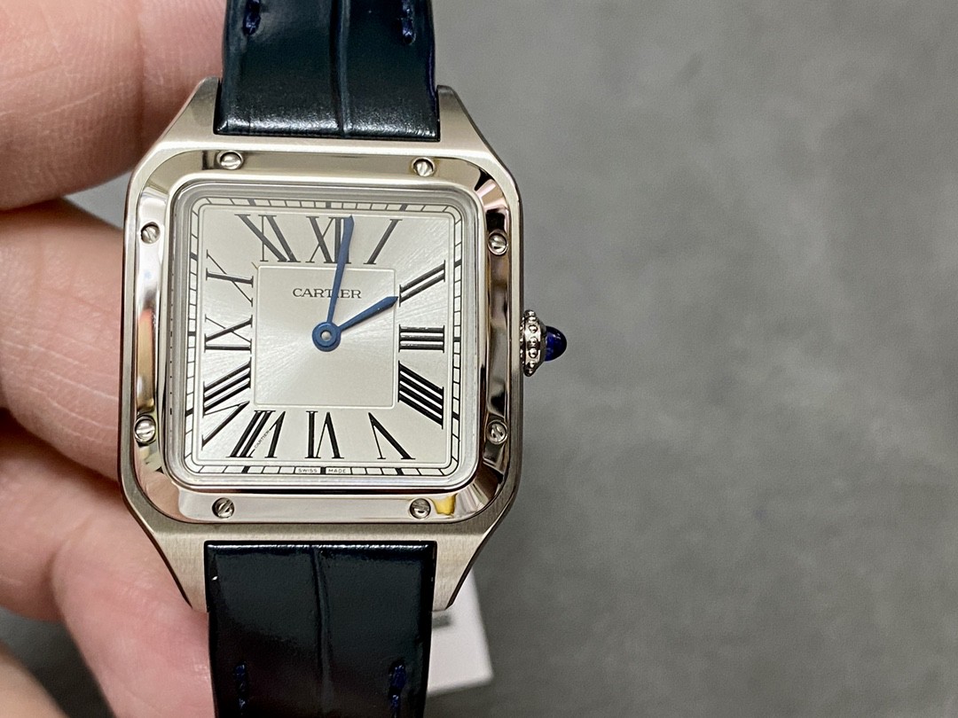 NO:146514,Small 27.5mm all-steel F1 is the only exclusive first piece on the market. Perfect restoration. Cartier classic work, Cartier Santos. Dumont series, with smooth outline, simple and elegant, which is very consistent with the trendy taste of contemporary gentlemen. Large watch diameter is 46.6*33.9mm, medium watch diameter is 43.5*31.4mm, small watch diameter is 38*27.5mm; F1 Factory is the only one on the entire network to buy the original watch for a 1:1 depth reproduction!  A case / 3D scanning and copying of the model from a large Taiwanese manufacturer ensures that the case and the authentic data are fully consistent (according to this, most of the accessories can be interchanged with the authentic products). All of them are processed in the later stages with high precision German CNC, and the mechanical parts are extremely consistent!  The second inner cover/the only solid inner cover in the entire network is used in the same manner as the original, and the CNC handles the movement's storage and fixing position. The craftsmanship is complex and exquisite (the market goods are replaced by extremely low-end plastic inner covers, so it is extremely light when used). The third movement/original Swiss high-power quartz movement   Cartier A-grade special plywood, accurate when walking, zero rework!  Four dials/CNC finely carved three-level silver-plated dial, track scales are paired with long three-dimensional Roman numerals, and sunlight ray pattern effect is generous and clear!   Five mirror surface/used French sapphire crystal glass with high penetration treatment, the appearance is as faint as there is. The six-leather strap   buckle/lower heavy version uses calf leather imported from Italy, with crocodile leather pattern pressed on the leather surface. The surface is polished by agate stone. The appearance, texture and feel is not inferior to the ordinary crocodile leather on the market!  The base is made of Kajia Lippi, which is comfortable to wear!  It is also equipped with Cartier's iconic pin buckle molded 1:1 in the original, which complements each other!  Seven pointers/Use a quenched steel-burning blue needle consistent with the original, and the rotation angle can show a gradient effect, which is very vivid!  The eight-crown/the iconic crown is decorated with a round bead with a five-axis linkage machine tool. After careful polishing, the bead shape is clear and round. The crown top is inlaid with blue raw ore grinding caucus crystal (or ordinary goods on the market or with dripping glue or synthetic glue, with a dull color and impermeable color) and shows a moving luster under light. The nine-piece grinding/the front side of the shell body is processed, and the sand pattern is soft and clear!  The shell surface and sides are overly treated with light and decorative lines, and the lines are clear and bright!  The mirror finish is mirrored with the iconic exposed screws, which highlights the texture!  Ten packaging/tag, warranty card, and bottom cover code are the same. This watch can not only be matched with formal business clothes, but also with sports and casual clothes. Cartier's ever-popular reputation and immortal design are a great product for wearing and giving to relatives and friends!  !  !  cartier cowhide crocodile skin19860909小号27.5mm全钢款 F1 市面上独家唯一对版头粒 完美还原 卡地亚经典之作,卡地亚山度士Santos.杜蒙系列,轮廓流畅、简约优雅,非常符合当代绅士的潮流品味.大号表径46.6*33.9mm,中号表径43.5*31.4mm,小号表径38*27.5mm；  F1 Factory全网目前唯一第一时间购得原装对表进行深度1:1复刻！ 一表壳 /台湾大厂3D扫描抄数起模,保证表壳与正品数据全面吻合（据此大部分配件可与正品互换）.后期全部采用高精密德国CNC加工,机件吻合度极高！ 二内胆/全网唯一采用与原装一致的实心内罩,CNC处理机芯藏位和固机位.工艺繁复精湛（市场普通货用极其低档的塑胶内罩代替,所以上手极轻）.  三机芯/原装瑞士高功率石英机芯 卡地亚A级专用夹板,走时精准,零返修！ 四表盘/CNC精雕三级镀银表盘,轨道式刻度搭配纤长的立体罗马数字时标,阳光射线纹饰效果,大方清晰！  五镜面/采用经高穿透处理的法国蓝宝石水晶玻璃,观感虚有若无. 六皮表带 扣/下重本采用意大利进口小牛皮,皮面压鳄鱼皮纹,经玛瑙石打磨表面,观感,质感,手感丝毫不输市面的普通鳄鱼皮！底里采用卡家一致里皮,佩戴服帖舒适！再配以按原装1:1起模的卡地亚标志性针扣,相得益彰！ 七指针/采用与原装一致的淬火烧钢蓝针,转动角度可显渐变效果,十分生动！ 八表冠/标志性的表冠用五轴联动机床起圆形饰珠,经精心打磨,珠型清晰圆润.冠顶镶嵌蓝色原矿石研磨的凸圆晶石（市面普通货或用滴胶或用合成胶,颜色呆板,不通透）,在光线下呈显动人光泽. 九整表打磨/壳身正侧面拉丝工艺处理,沙纹柔顺清晰！壳面和侧边过度经光令饰线处理,线条清晰明快！圈口光令镜面处理,再饰以标志性的外露螺丝,质感凸显！ 十包装/吊牌,保修卡,底盖编码三件一致. 此款手表不仅可搭配正式的商务正装,也可搭配运动休闲服.卡地亚不衰的盛名与不朽之设计,乃自戴和馈赠亲友之佳品！！！,,cartier,cowhide,crocodile skin,Watch