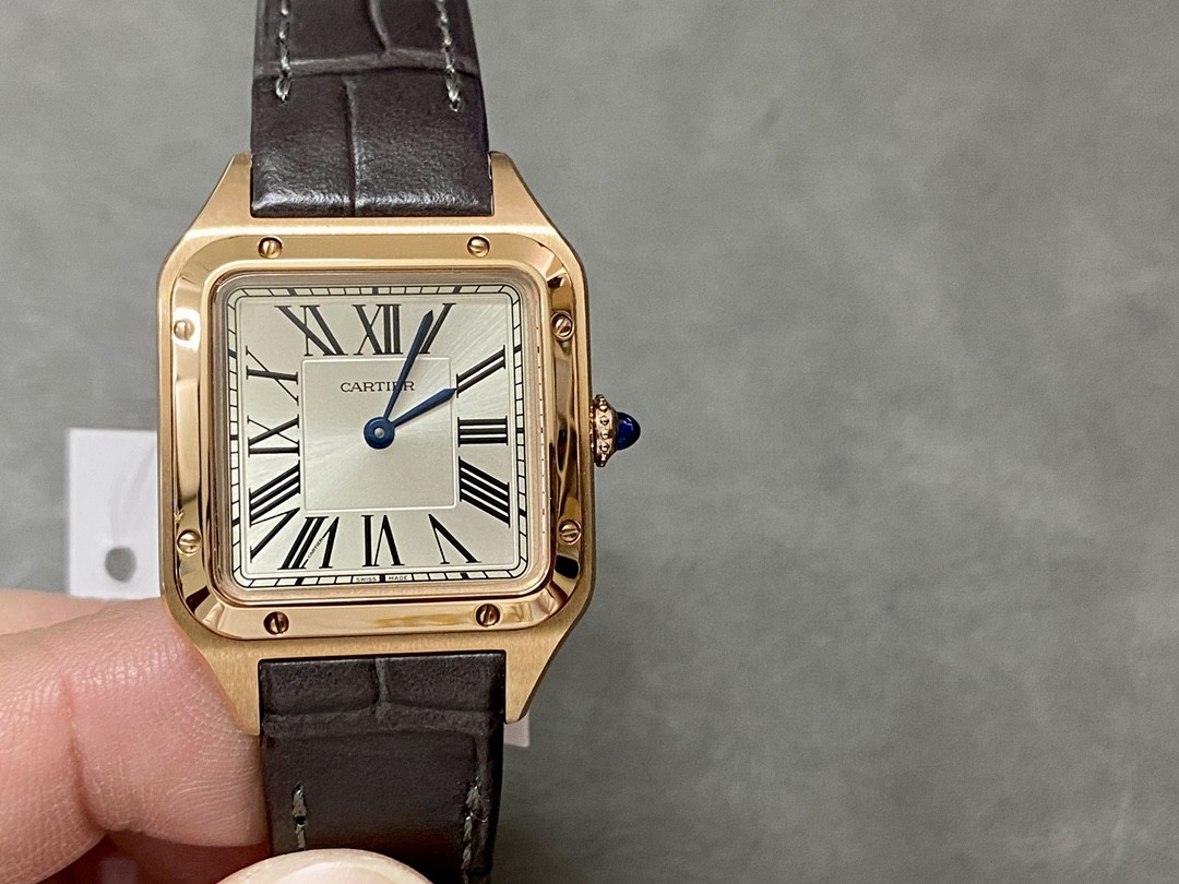 NO:146523,Small 27.5mm full rose gold model F1 is the only exclusive first piece on the market. Perfect restoration. Cartier classic work, Cartier Santos. Dumont series, with smooth outline, simple and elegant, which is very consistent with the trendy taste of contemporary gentlemen. Large watch diameter is 46.6*33.9mm, medium watch diameter is 43.5*31.4mm, small watch diameter is 38*27.5mm; F1 Factory is the only one on the entire network to buy the original watch for a 1:1 depth reproduction!  A case / 3D scanning and copying of the model from a large Taiwanese manufacturer ensures that the case and the authentic data are fully consistent (according to this, most of the accessories can be interchanged with the authentic products). All of them are processed in the later stages with high precision German CNC, and the mechanical parts are extremely consistent!  The second inner cover/the only solid inner cover in the entire network is used in the same manner as the original, and the CNC handles the movement's storage and fixing position. The craftsmanship is complex and exquisite (the market goods are replaced by extremely low-end plastic inner covers, so it is extremely light when used). The third movement/original Swiss high-power quartz movement   Cartier A-grade special plywood, accurate when walking, zero rework!  Four dials/CNC finely carved three-level silver-plated dial, track scales are paired with long three-dimensional Roman numerals, and sunlight ray pattern effect is generous and clear!   Five mirror surface/used French sapphire crystal glass with high penetration treatment, the appearance is as faint as there is. The six-leather strap   buckle/lower heavy version uses calf leather imported from Italy, with crocodile leather pattern pressed on the leather surface. The surface is polished by agate stone. The appearance, texture and feel is not inferior to the ordinary crocodile leather on the market!  The base is made of Kajia Lippi, which is comfortable to wear!  It is also equipped with Cartier's iconic pin buckle molded 1:1 in the original, which complements each other!  Seven pointers/Use a quenched steel-burning blue needle consistent with the original, and the rotation angle can show a gradient effect, which is very vivid!  The eight-crown/the iconic crown is decorated with a round bead with a five-axis linkage machine tool. After careful polishing, the bead shape is clear and round. The crown top is inlaid with blue raw ore grinding caucus crystal (or ordinary goods on the market or with dripping glue or synthetic glue, with a dull color and impermeable color) and shows a moving luster under light. The nine-piece grinding/the front side of the shell body is processed, and the sand pattern is soft and clear!  The shell surface and sides are overly treated with light and decorative lines, and the lines are clear and bright!  The mirror finish is mirrored with the iconic exposed screws, which highlights the texture!  Ten packaging/tag, warranty card, and bottom cover code are the same. This watch can not only be matched with formal business clothes, but also with sports and casual clothes. Cartier's ever-popular reputation and immortal design are a great product for wearing and giving to relatives and friends!  !  !  cartier cowhide crocodile skin19860909小号27.5mm全玫瑰金款 F1 市面上独家唯一对版头粒 完美还原 卡地亚经典之作,卡地亚山度士Santos.杜蒙系列,轮廓流畅、简约优雅,非常符合当代绅士的潮流品味.大号表径46.6*33.9mm,中号表径43.5*31.4mm,小号表径38*27.5mm；  F1 Factory全网目前唯一第一时间购得原装对表进行深度1:1复刻！ 一表壳 /台湾大厂3D扫描抄数起模,保证表壳与正品数据全面吻合（据此大部分配件可与正品互换）.后期全部采用高精密德国CNC加工,机件吻合度极高！ 二内胆/全网唯一采用与原装一致的实心内罩,CNC处理机芯藏位和固机位.工艺繁复精湛（市场普通货用极其低档的塑胶内罩代替,所以上手极轻）.  三机芯/原装瑞士高功率石英机芯 卡地亚A级专用夹板,走时精准,零返修！ 四表盘/CNC精雕三级镀银表盘,轨道式刻度搭配纤长的立体罗马数字时标,阳光射线纹饰效果,大方清晰！  五镜面/采用经高穿透处理的法国蓝宝石水晶玻璃,观感虚有若无. 六皮表带 扣/下重本采用意大利进口小牛皮,皮面压鳄鱼皮纹,经玛瑙石打磨表面,观感,质感,手感丝毫不输市面的普通鳄鱼皮！底里采用卡家一致里皮,佩戴服帖舒适！再配以按原装1:1起模的卡地亚标志性针扣,相得益彰！ 七指针/采用与原装一致的淬火烧钢蓝针,转动角度可显渐变效果,十分生动！ 八表冠/标志性的表冠用五轴联动机床起圆形饰珠,经精心打磨,珠型清晰圆润.冠顶镶嵌蓝色原矿石研磨的凸圆晶石（市面普通货或用滴胶或用合成胶,颜色呆板,不通透）,在光线下呈显动人光泽. 九整表打磨/壳身正侧面拉丝工艺处理,沙纹柔顺清晰！壳面和侧边过度经光令饰线处理,线条清晰明快！圈口光令镜面处理,再饰以标志性的外露螺丝,质感凸显！ 十包装/吊牌,保修卡,底盖编码三件一致. 此款手表不仅可搭配正式的商务正装,也可搭配运动休闲服.卡地亚不衰的盛名与不朽之设计,乃自戴和馈赠亲友之佳品！！！,,cartier,cowhide,crocodile skin,Watch