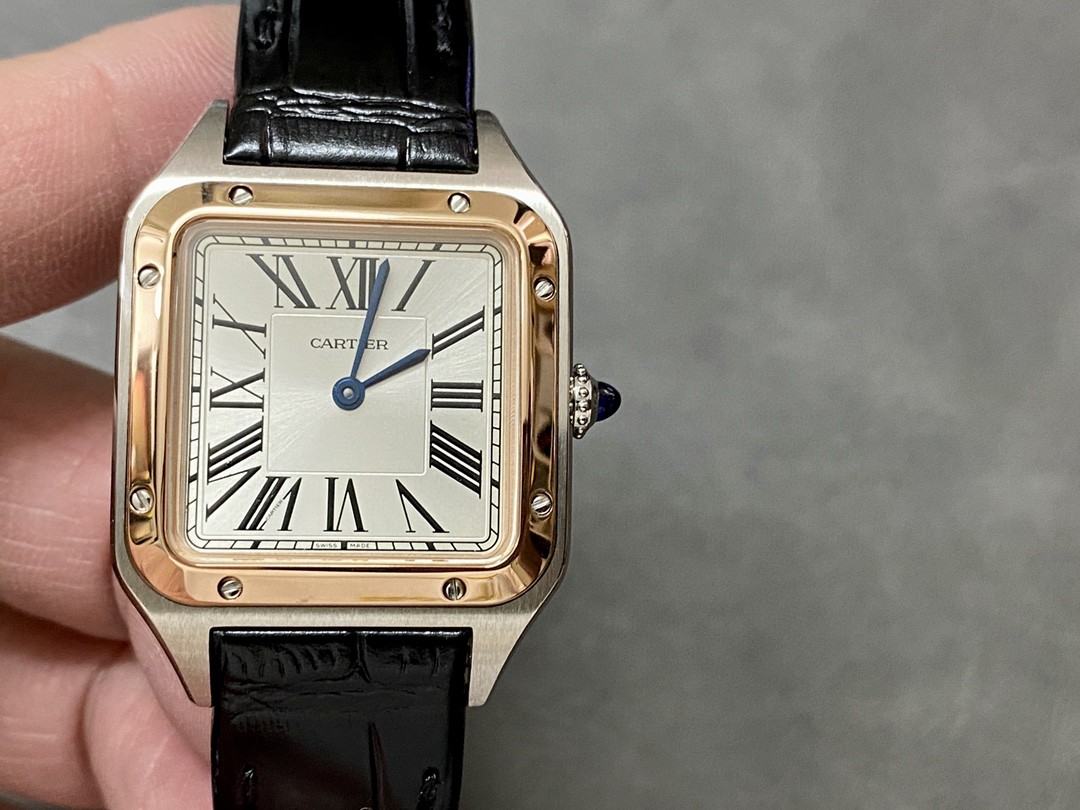 NO:146532,The only rose gold model in small 27.5mm F1 is the only exclusive first piece on the market. Perfect restoration. Cartier classic work, Cartier Santos. Dumont series, with smooth outline, simple and elegant, which is very consistent with the trendy taste of contemporary gentlemen. Large watch diameter is 46.6*33.9mm, medium watch diameter is 43.5*31.4mm, small watch diameter is 38*27.5mm; F1 Factory is the only one on the entire network to buy the original watch for a 1:1 depth reproduction!  A case / 3D scanning and copying of the model from a large Taiwanese manufacturer ensures that the case and the authentic data are fully consistent (according to this, most of the accessories can be interchanged with the authentic products). All of them are processed in the later stages with high precision German CNC, and the mechanical parts are extremely consistent!  The second inner cover/the only solid inner cover in the entire network is used in the same manner as the original, and the CNC handles the movement's storage and fixing position. The craftsmanship is complex and exquisite (the market goods are replaced by extremely low-end plastic inner covers, so it is extremely light when used). The third movement/original Swiss high-power quartz movement   Cartier A-grade special plywood, accurate when walking, zero rework!  Four dials/CNC finely carved three-level silver-plated dial, track scales are paired with long three-dimensional Roman numerals, and sunlight ray pattern effect is generous and clear!   Five mirror surface/used French sapphire crystal glass with high penetration treatment, the appearance is as faint as there is. The six-leather strap   buckle/lower heavy version uses calf leather imported from Italy, with crocodile leather pattern pressed on the leather surface. The surface is polished by agate stone. The appearance, texture and feel is not inferior to the ordinary crocodile leather on the market!  The base is made of Kajia Lippi, which is comfortable to wear!  It is also equipped with Cartier's iconic pin buckle molded 1:1 in the original, which complements each other!  Seven pointers/Use a quenched steel-burning blue needle consistent with the original, and the rotation angle can show a gradient effect, which is very vivid!  The eight-crown/the iconic crown is decorated with a round bead with a five-axis linkage machine tool. After careful polishing, the bead shape is clear and round. The crown top is inlaid with blue raw ore grinding caucus crystal (or ordinary goods on the market or with dripping glue or synthetic glue, with a dull color and impermeable color) and shows a moving luster under light. The nine-piece grinding/the front side of the shell body is processed, and the sand pattern is soft and clear!  The shell surface and sides are overly treated with light and decorative lines, and the lines are clear and bright!  The mirror finish is mirrored with the iconic exposed screws, which highlights the texture!  Ten packaging/tag, warranty card, and bottom cover code are the same. This watch can not only be matched with formal business clothes, but also with sports and casual clothes. Cartier's ever-popular reputation and immortal design are a great product for wearing and giving to relatives and friends!  !  !  cartier cowhide crocodile skin19860909小号27.5mm间玫瑰金款 F1 市面上独家唯一对版头粒 完美还原 卡地亚经典之作,卡地亚山度士Santos.杜蒙系列,轮廓流畅、简约优雅,非常符合当代绅士的潮流品味.大号表径46.6*33.9mm,中号表径43.5*31.4mm,小号表径38*27.5mm；  F1 Factory全网目前唯一第一时间购得原装对表进行深度1:1复刻！ 一表壳 /台湾大厂3D扫描抄数起模,保证表壳与正品数据全面吻合（据此大部分配件可与正品互换）.后期全部采用高精密德国CNC加工,机件吻合度极高！ 二内胆/全网唯一采用与原装一致的实心内罩,CNC处理机芯藏位和固机位.工艺繁复精湛（市场普通货用极其低档的塑胶内罩代替,所以上手极轻）.  三机芯/原装瑞士高功率石英机芯 卡地亚A级专用夹板,走时精准,零返修！ 四表盘/CNC精雕三级镀银表盘,轨道式刻度搭配纤长的立体罗马数字时标,阳光射线纹饰效果,大方清晰！  五镜面/采用经高穿透处理的法国蓝宝石水晶玻璃,观感虚有若无. 六皮表带 扣/下重本采用意大利进口小牛皮,皮面压鳄鱼皮纹,经玛瑙石打磨表面,观感,质感,手感丝毫不输市面的普通鳄鱼皮！底里采用卡家一致里皮,佩戴服帖舒适！再配以按原装1:1起模的卡地亚标志性针扣,相得益彰！ 七指针/采用与原装一致的淬火烧钢蓝针,转动角度可显渐变效果,十分生动！ 八表冠/标志性的表冠用五轴联动机床起圆形饰珠,经精心打磨,珠型清晰圆润.冠顶镶嵌蓝色原矿石研磨的凸圆晶石（市面普通货或用滴胶或用合成胶,颜色呆板,不通透）,在光线下呈显动人光泽. 九整表打磨/壳身正侧面拉丝工艺处理,沙纹柔顺清晰！壳面和侧边过度经光令饰线处理,线条清晰明快！圈口光令镜面处理,再饰以标志性的外露螺丝,质感凸显！ 十包装/吊牌,保修卡,底盖编码三件一致. 此款手表不仅可搭配正式的商务正装,也可搭配运动休闲服.卡地亚不衰的盛名与不朽之设计,乃自戴和馈赠亲友之佳品！！！,,cartier,cowhide,crocodile skin,Watch