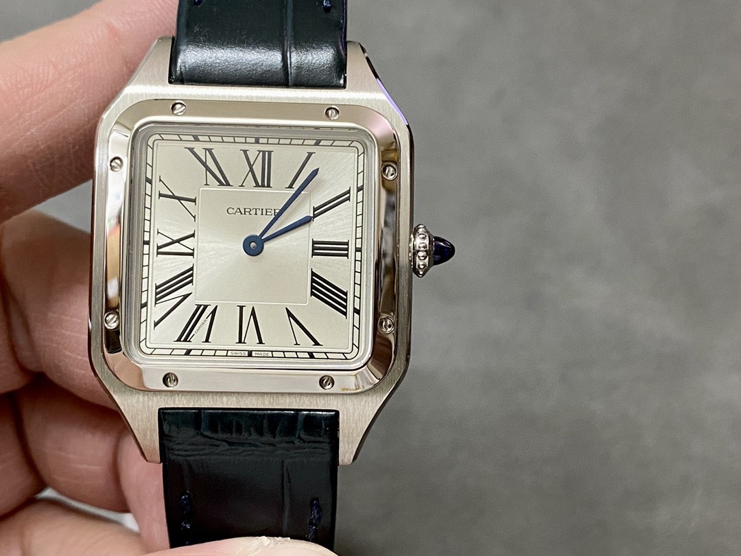 NO:146541,Medium size 31.4mm all-steel F1 is the only exclusive first piece on the market. Perfect restoration. Cartier classic work, Cartier Santos. Dumont series, with smooth outline, simple and elegant, which is very consistent with the trendy taste of contemporary gentlemen. Large watch diameter is 46.6*33.9mm, medium size 43.5*31.4mm, small watch diameter 38*27.5mm; F1 Factory is the only one on the entire network to buy the original watch for a 1:1 depth reproduction!  A case / 3D scanning and copying of the model from a large Taiwanese manufacturer ensures that the case and the authentic data are fully consistent (according to this, most of the accessories can be interchanged with the authentic products). All of them are processed in the later stages with high precision German CNC, and the mechanical parts are extremely consistent!  The second inner cover/the only solid inner cover in the entire network is used in the same manner as the original, and the CNC handles the movement's storage and fixing position. The craftsmanship is complex and exquisite (the market goods are replaced by extremely low-end plastic inner covers, so it is extremely light when used). The third movement/original Swiss high-power quartz movement   Cartier A-grade special plywood, accurate when walking, zero rework!  Four dials/CNC finely carved three-level silver-plated dial, track scales are paired with long three-dimensional Roman numerals, and sunlight ray pattern effect is generous and clear!   Five mirror surface/used French sapphire crystal glass with high penetration treatment, the appearance is as faint as there is. The six-leather strap   buckle/lower heavy version uses calf leather imported from Italy, with crocodile leather pattern pressed on the leather surface. The surface is polished by agate stone. The appearance, texture and feel is not inferior to the ordinary crocodile leather on the market!  The base is made of Kajia Lippi, which is comfortable to wear!  It is also equipped with Cartier's iconic pin buckle molded 1:1 in the original, which complements each other!  Seven pointers/Use a quenched steel-burning blue needle consistent with the original, and the rotation angle can show a gradient effect, which is very vivid!  The eight-crown/the iconic crown is decorated with a round bead with a five-axis linkage machine tool. After careful polishing, the bead shape is clear and round. The crown top is inlaid with blue raw ore grinding caucus crystal (or ordinary goods on the market or with dripping glue or synthetic glue, with a dull color and impermeable color) and shows a moving luster under light. The nine-piece grinding/the front side of the shell body is processed, and the sand pattern is soft and clear!  The shell surface and sides are overly treated with light and decorative lines, and the lines are clear and bright!  The mirror finish is mirrored with the iconic exposed screws, which highlights the texture!  Ten packaging/tag, warranty card, and bottom cover code are the same. This watch can not only be matched with formal business clothes, but also with sports and casual clothes. Cartier's ever-popular reputation and immortal design are a great product for wearing and giving to relatives and friends!  !  !  cartier cowhide crocodile skin19860909中号31.4mm全钢款 F1 市面上独家唯一对版头粒 完美还原 卡地亚经典之作,卡地亚山度士Santos.杜蒙系列,轮廓流畅、简约优雅,非常符合当代绅士的潮流品味.大号表径46.6*33.9mm,中号表径43.5*31.4mm,小号表径38*27.5mm；  F1 Factory全网目前唯一第一时间购得原装对表进行深度1:1复刻！ 一表壳 /台湾大厂3D扫描抄数起模,保证表壳与正品数据全面吻合（据此大部分配件可与正品互换）.后期全部采用高精密德国CNC加工,机件吻合度极高！ 二内胆/全网唯一采用与原装一致的实心内罩,CNC处理机芯藏位和固机位.工艺繁复精湛（市场普通货用极其低档的塑胶内罩代替,所以上手极轻）.  三机芯/原装瑞士高功率石英机芯 卡地亚A级专用夹板,走时精准,零返修！ 四表盘/CNC精雕三级镀银表盘,轨道式刻度搭配纤长的立体罗马数字时标,阳光射线纹饰效果,大方清晰！  五镜面/采用经高穿透处理的法国蓝宝石水晶玻璃,观感虚有若无. 六皮表带 扣/下重本采用意大利进口小牛皮,皮面压鳄鱼皮纹,经玛瑙石打磨表面,观感,质感,手感丝毫不输市面的普通鳄鱼皮！底里采用卡家一致里皮,佩戴服帖舒适！再配以按原装1:1起模的卡地亚标志性针扣,相得益彰！ 七指针/采用与原装一致的淬火烧钢蓝针,转动角度可显渐变效果,十分生动！ 八表冠/标志性的表冠用五轴联动机床起圆形饰珠,经精心打磨,珠型清晰圆润.冠顶镶嵌蓝色原矿石研磨的凸圆晶石（市面普通货或用滴胶或用合成胶,颜色呆板,不通透）,在光线下呈显动人光泽. 九整表打磨/壳身正侧面拉丝工艺处理,沙纹柔顺清晰！壳面和侧边过度经光令饰线处理,线条清晰明快！圈口光令镜面处理,再饰以标志性的外露螺丝,质感凸显！ 十包装/吊牌,保修卡,底盖编码三件一致. 此款手表不仅可搭配正式的商务正装,也可搭配运动休闲服.卡地亚不衰的盛名与不朽之设计,乃自戴和馈赠亲友之佳品！！！,,cartier,cowhide,crocodile skin,Watch
