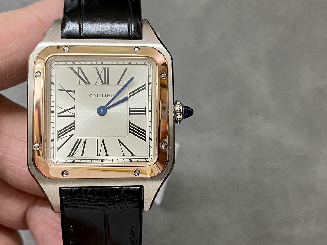 NO:146551,The medium-sized 31.4mm rose gold model F1 is the only exclusive first piece on the market. Perfect restoration. Cartier classic work, Cartier Santos. Dumont series, with smooth outline, simple and elegant, which is very consistent with the trendy taste of contemporary gentlemen. Large watch diameter is 46.6*33.9mm, medium-sized watch diameter is 43.5*31.4mm, and small watch diameter is 38*27.5mm; F1 Factory is the only one on the entire network to buy the original watch for a 1:1 depth reproduction!  A case / 3D scanning and copying of the model from a large Taiwanese manufacturer ensures that the case and the authentic data are fully consistent (according to this, most of the accessories can be interchanged with the authentic products). All of them are processed in the later stages with high precision German CNC, and the mechanical parts are extremely consistent!  The second inner cover/the only solid inner cover in the entire network is used in the same manner as the original, and the CNC handles the movement's storage and fixing position. The craftsmanship is complex and exquisite (the market goods are replaced by extremely low-end plastic inner covers, so it is extremely light when used). The third movement/original Swiss high-power quartz movement   Cartier A-grade special plywood, accurate when walking, zero rework!  Four dials/CNC finely carved three-level silver-plated dial, track scales are paired with long three-dimensional Roman numerals, and sunlight ray pattern effect is generous and clear!   Five mirror surface/used French sapphire crystal glass with high penetration treatment, the appearance is as faint as there is. The six-leather strap   buckle/lower heavy version uses calf leather imported from Italy, with crocodile leather pattern pressed on the leather surface. The surface is polished by agate stone. The appearance, texture and feel is not inferior to the ordinary crocodile leather on the market!  The base is made of Kajia Lippi, which is comfortable to wear!  It is also equipped with Cartier's iconic pin buckle molded 1:1 in the original, which complements each other!  Seven pointers/Use a quenched steel-burning blue needle consistent with the original, and the rotation angle can show a gradient effect, which is very vivid!  The eight-crown/the iconic crown is decorated with a round bead with a five-axis linkage machine tool. After careful polishing, the bead shape is clear and round. The crown top is inlaid with blue raw ore grinding caucus crystal (or ordinary goods on the market or with dripping glue or synthetic glue, with a dull color and impermeable color) and shows a moving luster under light. The nine-piece grinding/the front side of the shell body is processed, and the sand pattern is soft and clear!  The shell surface and sides are overly treated with light and decorative lines, and the lines are clear and bright!  The mirror finish is mirrored with the iconic exposed screws, which highlights the texture!  Ten packaging/tag, warranty card, and bottom cover code are the same. This watch can not only be matched with formal business clothes, but also with sports and casual clothes. Cartier's ever-popular reputation and immortal design are a great product for wearing and giving to relatives and friends!  !  !  cartier cowhide crocodile skin19860909中号31.4mm间玫瑰金款 F1 市面上独家唯一对版头粒 完美还原 卡地亚经典之作,卡地亚山度士Santos.杜蒙系列,轮廓流畅、简约优雅,非常符合当代绅士的潮流品味.大号表径46.6*33.9mm,中号表径43.5*31.4mm,小号表径38*27.5mm；  F1 Factory全网目前唯一第一时间购得原装对表进行深度1:1复刻！ 一表壳 /台湾大厂3D扫描抄数起模,保证表壳与正品数据全面吻合（据此大部分配件可与正品互换）.后期全部采用高精密德国CNC加工,机件吻合度极高！ 二内胆/全网唯一采用与原装一致的实心内罩,CNC处理机芯藏位和固机位.工艺繁复精湛（市场普通货用极其低档的塑胶内罩代替,所以上手极轻）.  三机芯/原装瑞士高功率石英机芯 卡地亚A级专用夹板,走时精准,零返修！ 四表盘/CNC精雕三级镀银表盘,轨道式刻度搭配纤长的立体罗马数字时标,阳光射线纹饰效果,大方清晰！  五镜面/采用经高穿透处理的法国蓝宝石水晶玻璃,观感虚有若无. 六皮表带 扣/下重本采用意大利进口小牛皮,皮面压鳄鱼皮纹,经玛瑙石打磨表面,观感,质感,手感丝毫不输市面的普通鳄鱼皮！底里采用卡家一致里皮,佩戴服帖舒适！再配以按原装1:1起模的卡地亚标志性针扣,相得益彰！ 七指针/采用与原装一致的淬火烧钢蓝针,转动角度可显渐变效果,十分生动！ 八表冠/标志性的表冠用五轴联动机床起圆形饰珠,经精心打磨,珠型清晰圆润.冠顶镶嵌蓝色原矿石研磨的凸圆晶石（市面普通货或用滴胶或用合成胶,颜色呆板,不通透）,在光线下呈显动人光泽. 九整表打磨/壳身正侧面拉丝工艺处理,沙纹柔顺清晰！壳面和侧边过度经光令饰线处理,线条清晰明快！圈口光令镜面处理,再饰以标志性的外露螺丝,质感凸显！ 十包装/吊牌,保修卡,底盖编码三件一致. 此款手表不仅可搭配正式的商务正装,也可搭配运动休闲服.卡地亚不衰的盛名与不朽之设计,乃自戴和馈赠亲友之佳品！！！,,cartier,cowhide,crocodile skin,Watch