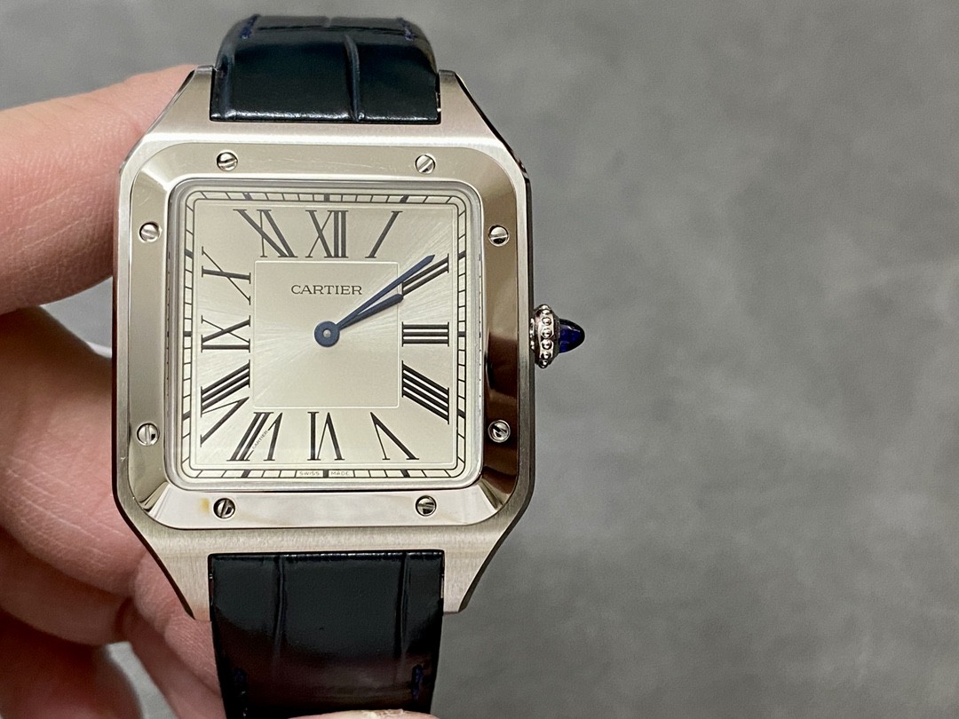 NO:146549,Large 33.9mm all-steel F1 The only exclusive first plate on the market, perfect restoration, Cartier classic work, Cartier Santos. Dumont series, smooth outline, simple and elegant, very in line with the trendy taste of contemporary gentlemen. Large watch diameter is 46.6*33.9mm, medium watch diameter is 43.5*31.4mm, small watch diameter is 38*27.5mm; F1 Factory is the only one on the entire network to buy the original watch at the first time to replicate the depth of 1:1!  A case / 3D scanning and copying of the model from a large Taiwanese manufacturer ensures that the case and the authentic data are fully consistent (according to this, most of the accessories can be interchanged with the authentic products). All of them are processed in the later stages with high precision German CNC, and the mechanical parts are extremely consistent!  The second inner cover/the only solid inner cover in the entire network is used in the same manner as the original, and the CNC handles the movement's storage and fixing position. The craftsmanship is complex and exquisite (the market goods are replaced by extremely low-end plastic inner covers, so it is extremely light when used). The third movement/original Swiss high-power quartz movement   Cartier A-grade special plywood, accurate when walking, zero rework!  Four dials/CNC finely carved three-level silver-plated dial, track scales are paired with long three-dimensional Roman numerals, and sunlight ray pattern effect is generous and clear!   Five mirror surface/used French sapphire crystal glass with high penetration treatment, the appearance is as faint as there is. The six-leather strap   buckle/lower heavy version uses calf leather imported from Italy, with crocodile leather pattern pressed on the leather surface. The surface is polished by agate stone. The appearance, texture and feel is not inferior to the ordinary crocodile leather on the market!  The base is made of Kajia Lippi, which is comfortable to wear!  It is also equipped with Cartier's iconic pin buckle molded 1:1 in the original, which complements each other!  Seven pointers/Use a quenched steel-burning blue needle consistent with the original, and the rotation angle can show a gradient effect, which is very vivid!  The eight-crown/the iconic crown is decorated with a round bead with a five-axis linkage machine tool. After careful polishing, the bead shape is clear and round. The crown top is inlaid with blue raw ore grinding caucus crystal (or ordinary goods on the market or with dripping glue or synthetic glue, with a dull color and impermeable color) and shows a moving luster under light. The nine-piece grinding/the front side of the shell body is processed, and the sand pattern is soft and clear!  The shell surface and sides are overly treated with light and decorative lines, and the lines are clear and bright!  The mirror finish is mirrored with the iconic exposed screws, which highlights the texture!  Ten packaging/tag, warranty card, and bottom cover code are the same. This watch can not only be matched with formal business clothes, but also with sports and casual clothes. Cartier's ever-popular reputation and immortal design are a great product for wearing and giving to relatives and friends!  !  !  cartier cowhide crocodile skin19860909大号33.9mm全钢款 F1 市面上独家唯一对版头粒 完美还原 卡地亚经典之作,卡地亚山度士Santos.杜蒙系列,轮廓流畅、简约优雅,非常符合当代绅士的潮流品味.大号表径46.6*33.9mm,中号表径43.5*31.4mm,小号表径38*27.5mm；  F1 Factory全网目前唯一第一时间购得原装对表进行深度1:1复刻！ 一表壳 /台湾大厂3D扫描抄数起模,保证表壳与正品数据全面吻合（据此大部分配件可与正品互换）.后期全部采用高精密德国CNC加工,机件吻合度极高！ 二内胆/全网唯一采用与原装一致的实心内罩,CNC处理机芯藏位和固机位.工艺繁复精湛（市场普通货用极其低档的塑胶内罩代替,所以上手极轻）.  三机芯/原装瑞士高功率石英机芯 卡地亚A级专用夹板,走时精准,零返修！ 四表盘/CNC精雕三级镀银表盘,轨道式刻度搭配纤长的立体罗马数字时标,阳光射线纹饰效果,大方清晰！  五镜面/采用经高穿透处理的法国蓝宝石水晶玻璃,观感虚有若无. 六皮表带 扣/下重本采用意大利进口小牛皮,皮面压鳄鱼皮纹,经玛瑙石打磨表面,观感,质感,手感丝毫不输市面的普通鳄鱼皮！底里采用卡家一致里皮,佩戴服帖舒适！再配以按原装1:1起模的卡地亚标志性针扣,相得益彰！ 七指针/采用与原装一致的淬火烧钢蓝针,转动角度可显渐变效果,十分生动！ 八表冠/标志性的表冠用五轴联动机床起圆形饰珠,经精心打磨,珠型清晰圆润.冠顶镶嵌蓝色原矿石研磨的凸圆晶石（市面普通货或用滴胶或用合成胶,颜色呆板,不通透）,在光线下呈显动人光泽. 九整表打磨/壳身正侧面拉丝工艺处理,沙纹柔顺清晰！壳面和侧边过度经光令饰线处理,线条清晰明快！圈口光令镜面处理,再饰以标志性的外露螺丝,质感凸显！ 十包装/吊牌,保修卡,底盖编码三件一致. 此款手表不仅可搭配正式的商务正装,也可搭配运动休闲服.卡地亚不衰的盛名与不朽之设计,乃自戴和馈赠亲友之佳品！！！,,cartier,cowhide,crocodile skin,Watch