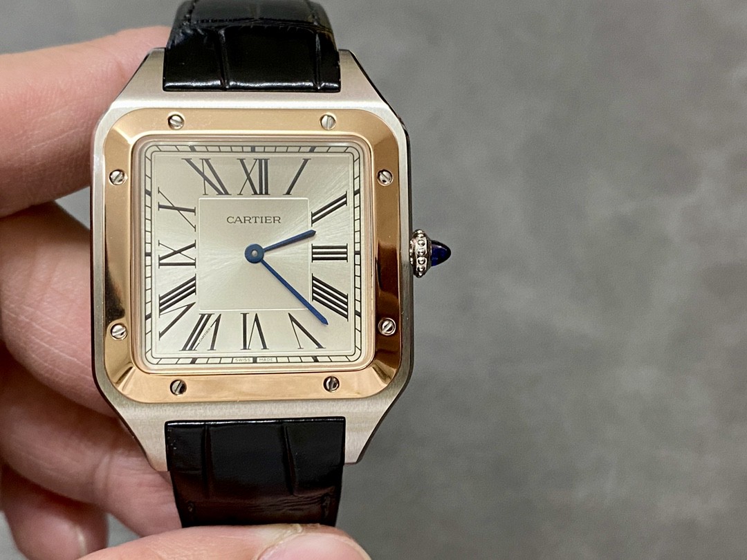 NO:146571,The large 33.9mm rose gold model F1 is the only exclusive first piece on the market. Perfect restoration. Cartier classic work, Cartier Santos. Dumont series, with smooth outline, simple and elegant, which is very consistent with the trendy taste of contemporary gentlemen. The large watch diameter is 46.6*33.9mm, the medium watch diameter is 43.5*31.4mm, and the small watch diameter is 38*27.5mm; F1 Factory is the only one on the entire network to buy the original watch for a 1:1 depth reproduction!  A case / 3D scanning and copying of the model from a large Taiwanese manufacturer ensures that the case and the authentic data are fully consistent (according to this, most of the accessories can be interchanged with the authentic products). All of them are processed in the later stages with high precision German CNC, and the mechanical parts are extremely consistent!  The second inner cover/the only solid inner cover in the entire network is used in the same manner as the original, and the CNC handles the movement's storage and fixing position. The craftsmanship is complex and exquisite (the market goods are replaced by extremely low-end plastic inner covers, so it is extremely light when used). The third movement/original Swiss high-power quartz movement   Cartier A-grade special plywood, accurate when walking, zero rework!  Four dials/CNC finely carved three-level silver-plated dial, track scales are paired with long three-dimensional Roman numerals, and sunlight ray pattern effect is generous and clear!   Five mirror surface/used French sapphire crystal glass with high penetration treatment, the appearance is as faint as there is. The six-leather strap   buckle/lower heavy version uses calf leather imported from Italy, with crocodile leather pattern pressed on the leather surface. The surface is polished by agate stone. The appearance, texture and feel is not inferior to the ordinary crocodile leather on the market!  The base is made of Kajia Lippi, which is comfortable to wear!  It is also equipped with Cartier's iconic pin buckle molded 1:1 in the original, which complements each other!  Seven pointers/Use a quenched steel-burning blue needle consistent with the original, and the rotation angle can show a gradient effect, which is very vivid!  The eight-crown/the iconic crown is decorated with a round bead with a five-axis linkage machine tool. After careful polishing, the bead shape is clear and round. The crown top is inlaid with blue raw ore grinding caucus crystal (or ordinary goods on the market or with dripping glue or synthetic glue, with a dull color and impermeable color) and shows a moving luster under light. The nine-piece grinding/the front side of the shell body is processed, and the sand pattern is soft and clear!  The shell surface and sides are overly treated with light and decorative lines, and the lines are clear and bright!  The mirror finish is mirrored with the iconic exposed screws, which highlights the texture!  Ten packaging/tag, warranty card, and bottom cover code are the same. This watch can not only be matched with formal business clothes, but also with sports and casual clothes. Cartier's ever-popular reputation and immortal design are a great product for wearing and giving to relatives and friends!  !  !  cartier cowhide crocodile skin19860909大号33.9mm间玫瑰金款 F1 市面上独家唯一对版头粒 完美还原 卡地亚经典之作,卡地亚山度士Santos.杜蒙系列,轮廓流畅、简约优雅,非常符合当代绅士的潮流品味.大号表径46.6*33.9mm,中号表径43.5*31.4mm,小号表径38*27.5mm；  F1 Factory全网目前唯一第一时间购得原装对表进行深度1:1复刻！ 一表壳 /台湾大厂3D扫描抄数起模,保证表壳与正品数据全面吻合（据此大部分配件可与正品互换）.后期全部采用高精密德国CNC加工,机件吻合度极高！ 二内胆/全网唯一采用与原装一致的实心内罩,CNC处理机芯藏位和固机位.工艺繁复精湛（市场普通货用极其低档的塑胶内罩代替,所以上手极轻）.  三机芯/原装瑞士高功率石英机芯 卡地亚A级专用夹板,走时精准,零返修！ 四表盘/CNC精雕三级镀银表盘,轨道式刻度搭配纤长的立体罗马数字时标,阳光射线纹饰效果,大方清晰！  五镜面/采用经高穿透处理的法国蓝宝石水晶玻璃,观感虚有若无. 六皮表带 扣/下重本采用意大利进口小牛皮,皮面压鳄鱼皮纹,经玛瑙石打磨表面,观感,质感,手感丝毫不输市面的普通鳄鱼皮！底里采用卡家一致里皮,佩戴服帖舒适！再配以按原装1:1起模的卡地亚标志性针扣,相得益彰！ 七指针/采用与原装一致的淬火烧钢蓝针,转动角度可显渐变效果,十分生动！ 八表冠/标志性的表冠用五轴联动机床起圆形饰珠,经精心打磨,珠型清晰圆润.冠顶镶嵌蓝色原矿石研磨的凸圆晶石（市面普通货或用滴胶或用合成胶,颜色呆板,不通透）,在光线下呈显动人光泽. 九整表打磨/壳身正侧面拉丝工艺处理,沙纹柔顺清晰！壳面和侧边过度经光令饰线处理,线条清晰明快！圈口光令镜面处理,再饰以标志性的外露螺丝,质感凸显！ 十包装/吊牌,保修卡,底盖编码三件一致. 此款手表不仅可搭配正式的商务正装,也可搭配运动休闲服.卡地亚不衰的盛名与不朽之设计,乃自戴和馈赠亲友之佳品！！！,,cartier,cowhide,crocodile skin,Watch
