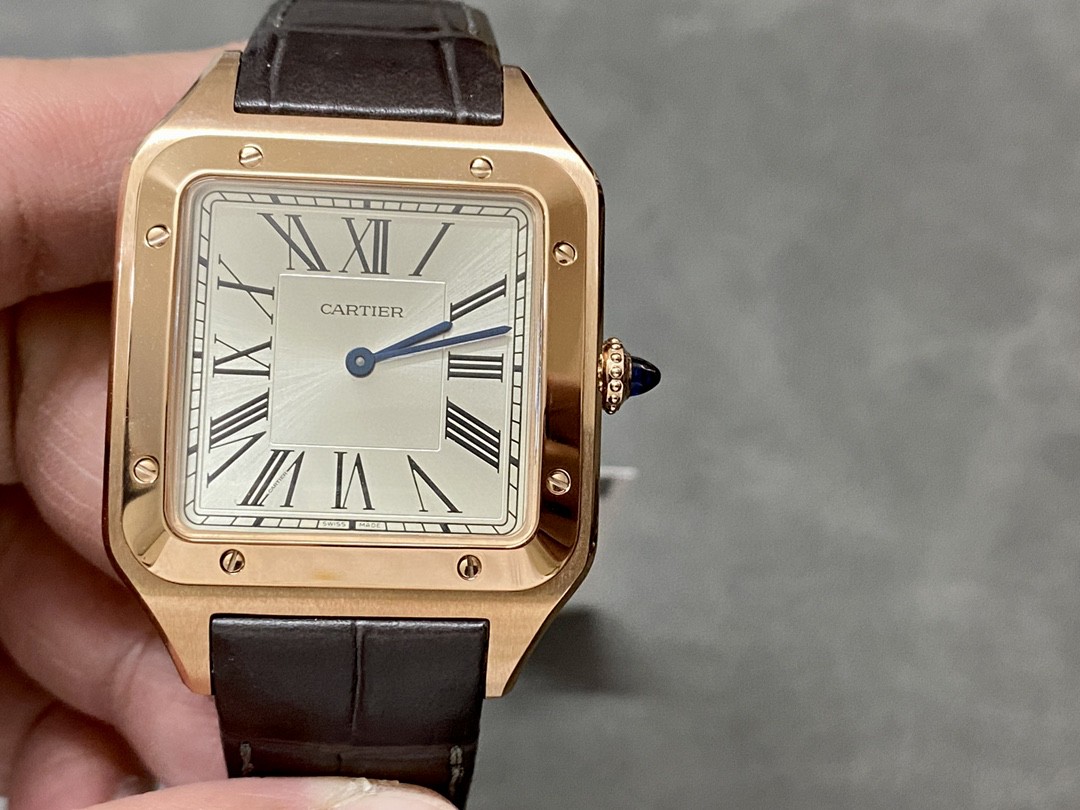 NO:146581,Large 33.9mm full rose gold model F1 is the only exclusive first piece on the market. Perfect restoration. Cartier classic work, Cartier Santos. Dumont series, with smooth outline, simple and elegant, which is very consistent with the trendy taste of contemporary gentlemen. Large watch diameter is 46.6*33.9mm, medium watch diameter is 43.5*31.4mm, small watch diameter is 38*27.5mm; F1 Factory is the only one on the entire network to buy the original watch for a 1:1 depth reproduction!  A case / 3D scanning and copying of the model from a large Taiwanese manufacturer ensures that the case and the authentic data are fully consistent (according to this, most of the accessories can be interchanged with the authentic products). All of them are processed in the later stages with high precision German CNC, and the mechanical parts are extremely consistent!  The second inner cover/the only solid inner cover in the entire network is used in the same manner as the original, and the CNC handles the movement's storage and fixing position. The craftsmanship is complex and exquisite (the market goods are replaced by extremely low-end plastic inner covers, so it is extremely light when used). The third movement/original Swiss high-power quartz movement   Cartier A-grade special plywood, accurate when walking, zero rework!  Four dials/CNC finely carved three-level silver-plated dial, track scales are paired with long three-dimensional Roman numerals, and sunlight ray pattern effect is generous and clear!   Five mirror surface/used French sapphire crystal glass with high penetration treatment, the appearance is as faint as there is. The six-leather strap   buckle/lower heavy version uses calf leather imported from Italy, with crocodile leather pattern pressed on the leather surface. The surface is polished by agate stone. The appearance, texture and feel is not inferior to the ordinary crocodile leather on the market!  The base is made of Kajia Lippi, which is comfortable to wear!  It is also equipped with Cartier's iconic pin buckle molded 1:1 in the original, which complements each other!  Seven pointers/Use a quenched steel-burning blue needle consistent with the original, and the rotation angle can show a gradient effect, which is very vivid!  The eight-crown/the iconic crown is decorated with a round bead with a five-axis linkage machine tool. After careful polishing, the bead shape is clear and round. The crown top is inlaid with blue raw ore grinding caucus crystal (or ordinary goods on the market or with dripping glue or synthetic glue, with a dull color and impermeable color) and shows a moving luster under light. The nine-piece grinding/the front side of the shell body is processed, and the sand pattern is soft and clear!  The shell surface and sides are overly treated with light and decorative lines, and the lines are clear and bright!  The mirror finish is mirrored with the iconic exposed screws, which highlights the texture!  Ten packaging/tag, warranty card, and bottom cover code are the same. This watch can not only be matched with formal business clothes, but also with sports and casual clothes. Cartier's ever-popular reputation and immortal design are a great product for wearing and giving to relatives and friends!  !  !  cartier cowhide crocodile skin19860909大号33.9mm全玫瑰金款 F1 市面上独家唯一对版头粒 完美还原 卡地亚经典之作,卡地亚山度士Santos.杜蒙系列,轮廓流畅、简约优雅,非常符合当代绅士的潮流品味.大号表径46.6*33.9mm,中号表径43.5*31.4mm,小号表径38*27.5mm；  F1 Factory全网目前唯一第一时间购得原装对表进行深度1:1复刻！ 一表壳 /台湾大厂3D扫描抄数起模,保证表壳与正品数据全面吻合（据此大部分配件可与正品互换）.后期全部采用高精密德国CNC加工,机件吻合度极高！ 二内胆/全网唯一采用与原装一致的实心内罩,CNC处理机芯藏位和固机位.工艺繁复精湛（市场普通货用极其低档的塑胶内罩代替,所以上手极轻）.  三机芯/原装瑞士高功率石英机芯 卡地亚A级专用夹板,走时精准,零返修！ 四表盘/CNC精雕三级镀银表盘,轨道式刻度搭配纤长的立体罗马数字时标,阳光射线纹饰效果,大方清晰！  五镜面/采用经高穿透处理的法国蓝宝石水晶玻璃,观感虚有若无. 六皮表带 扣/下重本采用意大利进口小牛皮,皮面压鳄鱼皮纹,经玛瑙石打磨表面,观感,质感,手感丝毫不输市面的普通鳄鱼皮！底里采用卡家一致里皮,佩戴服帖舒适！再配以按原装1:1起模的卡地亚标志性针扣,相得益彰！ 七指针/采用与原装一致的淬火烧钢蓝针,转动角度可显渐变效果,十分生动！ 八表冠/标志性的表冠用五轴联动机床起圆形饰珠,经精心打磨,珠型清晰圆润.冠顶镶嵌蓝色原矿石研磨的凸圆晶石（市面普通货或用滴胶或用合成胶,颜色呆板,不通透）,在光线下呈显动人光泽. 九整表打磨/壳身正侧面拉丝工艺处理,沙纹柔顺清晰！壳面和侧边过度经光令饰线处理,线条清晰明快！圈口光令镜面处理,再饰以标志性的外露螺丝,质感凸显！ 十包装/吊牌,保修卡,底盖编码三件一致. 此款手表不仅可搭配正式的商务正装,也可搭配运动休闲服.卡地亚不衰的盛名与不朽之设计,乃自戴和馈赠亲友之佳品！！！,,cartier,cowhide,crocodile skin,Watch