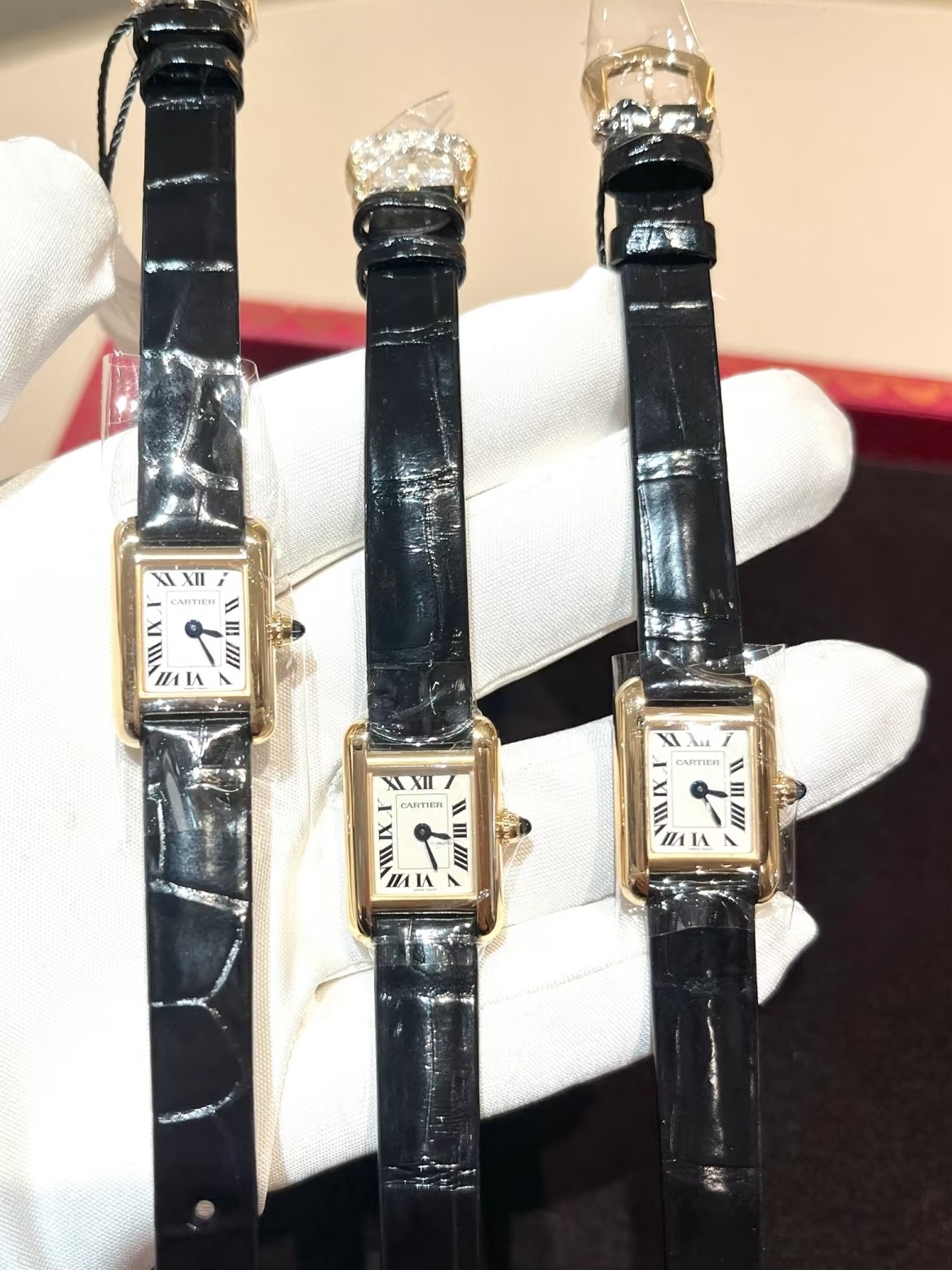 NO:392210,A small quantity arrives!  F1 Factory launched the latest out-of-stock TANK LOUIS CARTIER Mini watch. Original model, the only 11 pairs of versions on the entire network. Size 24*16.5*6.2mm. The new Mier gold case (also available in retro steel full diamonds and rose gold for watch friends to detoxify) Through slender proportions, slender lugs and rounded corners, it continues the classic style of TANK LOUIS!  The straight strips are partially polished and polished, while the horizontal strips are satin-like, making the light and shadow appear low-key and luxurious!  The grained silver-plated dial is paired with Roman numerals and burnt steel blue sword-shaped hands, and the beaded crown is set with sapphires, and the details show the purity of the TANK series everywhere!  The Swiss original movement + Kajia Grade A platinum plywood, with a glossy black crocodile leather strap (there are also Italian calfskin for guests to choose from) and a yellow K gold pin buckle buckle, which is an elegant symbol of time and an indispensable wrist artwork!  !  !  , louis vuitton,cartier,cowhide,crocodile skin,gold19860909少量到货！F1 Factory 重磅推出卡家最新断货王TANK LOUIS CARTIER Mini 迷尔款腕表. 原装起模,全网唯一11对版.尺寸24*16.5*6.2mm.全新迷尔款黄金色表壳（也有复古钢色满钻和玫瑰金款供表友解毒）通过修长比例,纤细表耳与圆润边角,延续了TANK LOUIS 的经典风范！直条部分抛光打磨,横条则缎面处理,光影间呈现低调奢华！粒面镀银表盘搭配罗马数字时标与烧钢蓝剑形指针,圆珠形表冠镶嵌蓝宝石,细节处处彰显TANK系列的纯粹！瑞士原装机芯+卡家甲级白金夹板,以亮面黑色鳄鱼皮表带（也有意大利小牛皮供客选择）与黄K金针扣表扣收尾,是优雅的时光象征,也是不可或缺的腕间艺术品！！！,,louis vuitton,cartier,cowhide,crocodile skin,gold,Watch