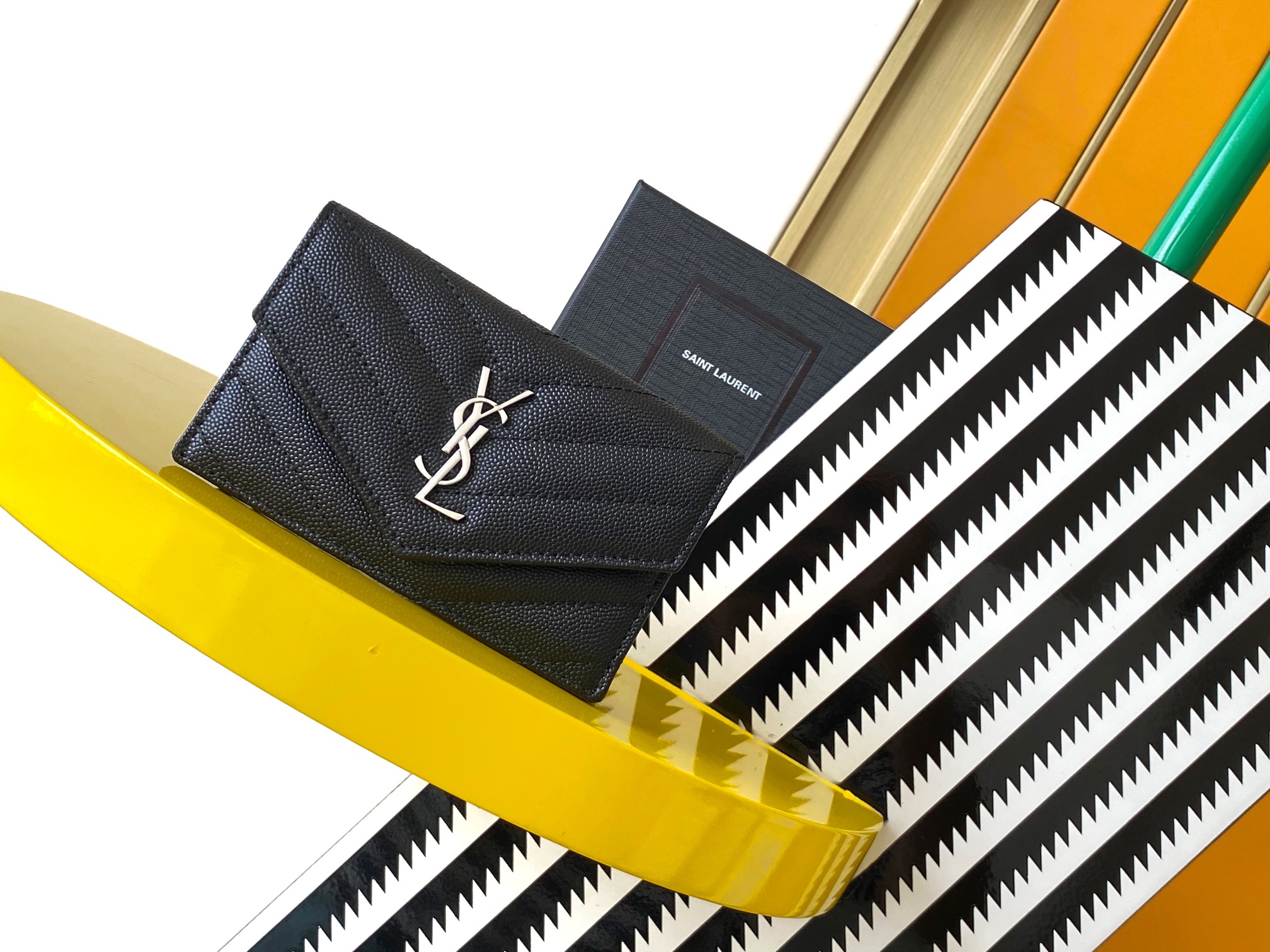 NO:206293,Genuine NEW SAINT LAUR ENT -YSL-Hot-Popular Original Quality New flip zipper card bag, made of top cowhide Made of metal-free tanned leather, decorated with Saint Laurent's new flip zipper card bag, made of metal-free tanned leather, decorated with classic ysl logo and quilted seams; gold metal accessories, snap buckle design, five card slots, one main zipper coin bag Model: 618~ Size: 13*8*2cm, Saint Laurent, saint laurent, saint laurent, saint laurent, cowhide19860909正品级 NEW SAINT LAUR ENT -YSL-爆款 原单 品质 新款翻盖拉链卡包,头层牛皮制作 采用无金属鞣制皮革制成,饰圣罗兰新款翻盖拉链卡包,采用无金属鞣制皮革制成,饰有经典ysl标志和绗缝包缝;金色金属配件,按扣开合设计,五个卡片槽,一个主拉链零钱袋 型号:618～ 尺寸:13*8*2cm,圣罗兰,saint laurent,saint laurent,saint laurent,cowhide,Bag