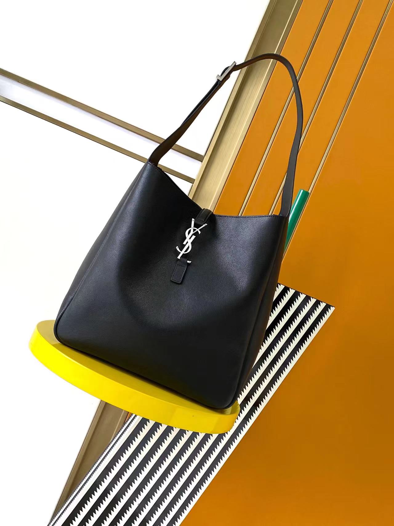 NO:206322,Genuine grade [original leather] LE5A7 large-size smooth leather soft handbag, the same style as Korean celebrity Hobo!! This year, the underarm bag that was so popular that it was too late, but it was here!  !  The outline of the bag is simple and three-dimensional, and it looks hard but not too sharp. Paired with the brand's iconic plug-in buckle, the overall style gives people a unique temperament that is both classic and elegant, and fashionable and modern. Size 30x31x13cm Model 753837, Saint Laurent, saint laurent19860909正品级【原厂皮】LE5A7大号光滑皮革柔软手袋大号,韩国明星同款Hobo!!今年火到爆炸的腋下包Y家虽迟但到！！包包身轮廓简洁、立体,看上去硬挺却不会太凌厉.搭配上品牌标志性的插入式包扣,整体给人一种既经典优雅,又很时髦现代的独特气质. 尺寸30x31x13cm 型号753837,圣罗兰,saint laurent,Bag